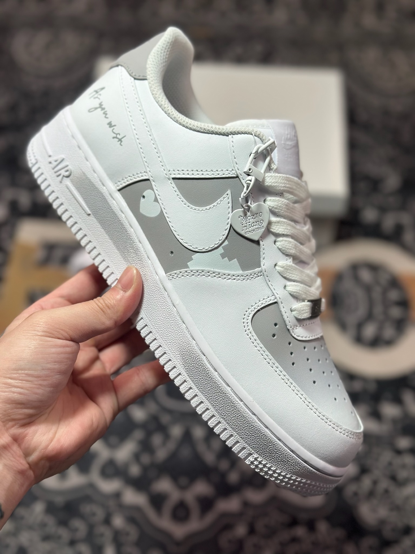 耐克Nike Air Force 1 07 LV8 Low”Valentine's Day”空军一号系列经典低帮板鞋“白烟灰爱心涂鸦” CW2288-111