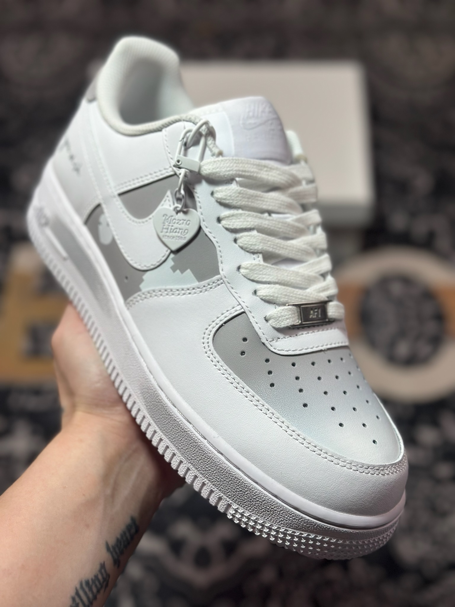 耐克Nike Air Force 1 07 LV8 Low”Valentine’s Day”空军一号系列经典低帮板鞋“白烟灰爱心涂鸦” CW2288-111