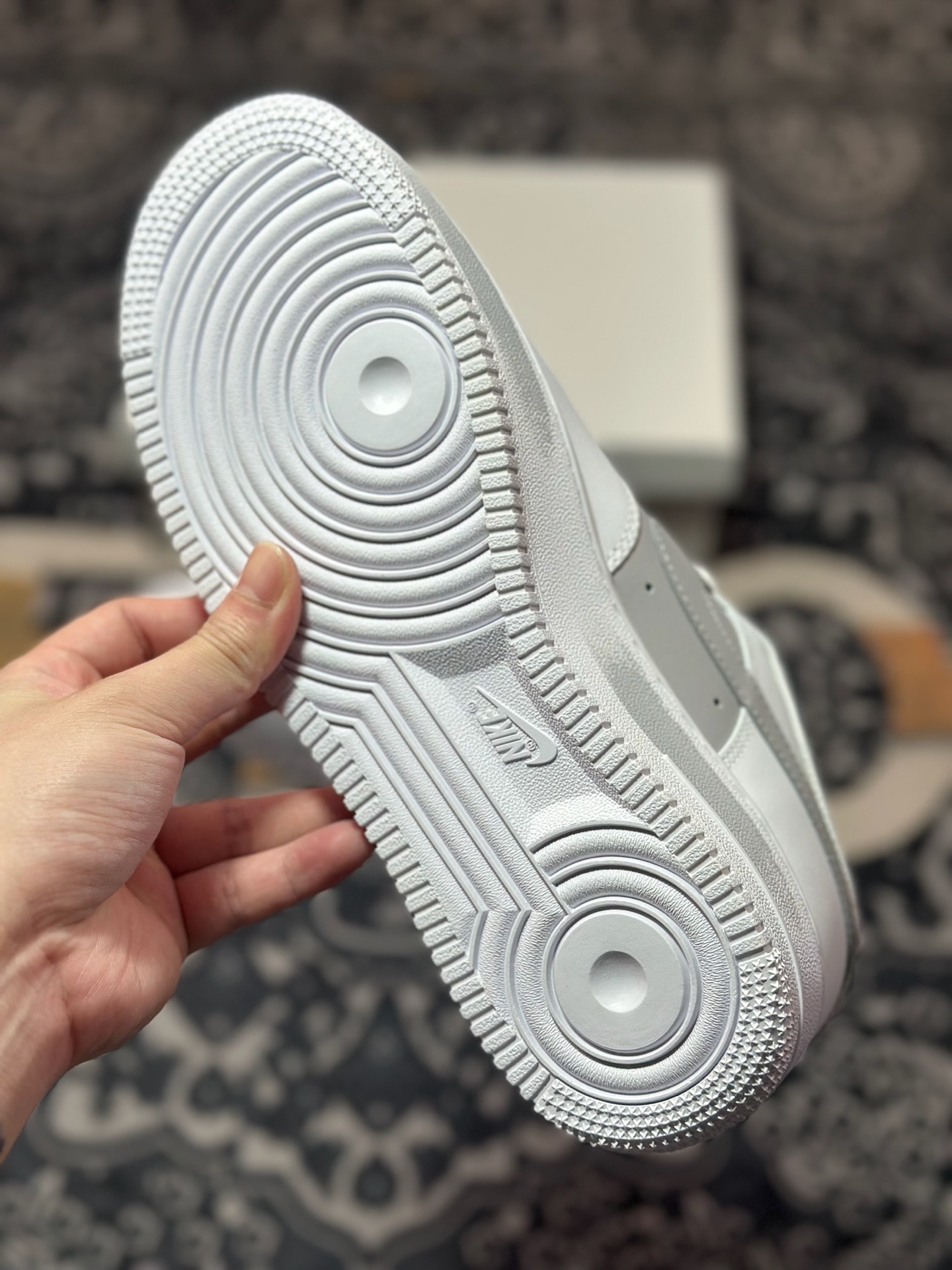 耐克Nike Air Force 1 07 LV8 Low”Valentine's Day”空军一号系列经典低帮板鞋“白烟灰爱心涂鸦” CW2288-111
