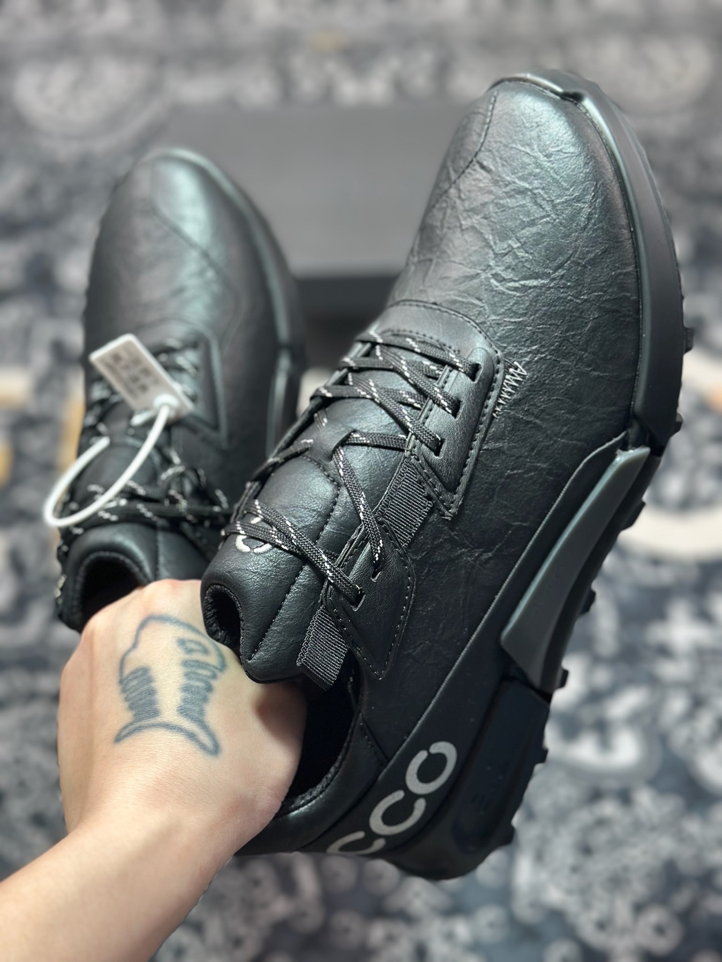 爱步/Ecco Biom C 2.1 健步2.1系列低帮户外系带百搭休闲皮革运动鞋“皮革黑灰” 822854-010