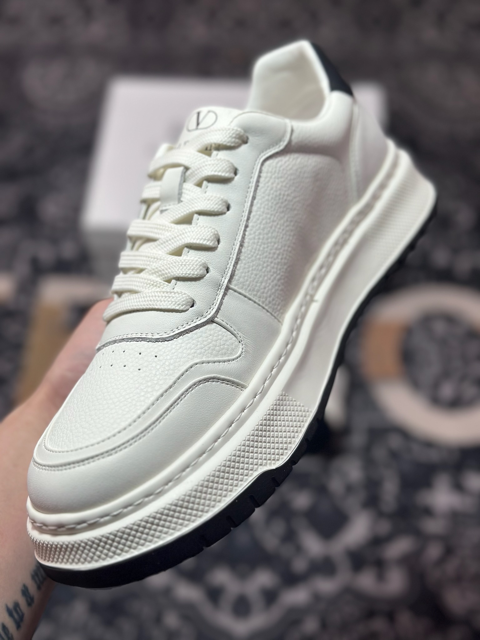 新货Valentino 华伦天奴 Rockstud untitled 厚底休闲铆钉小白鞋