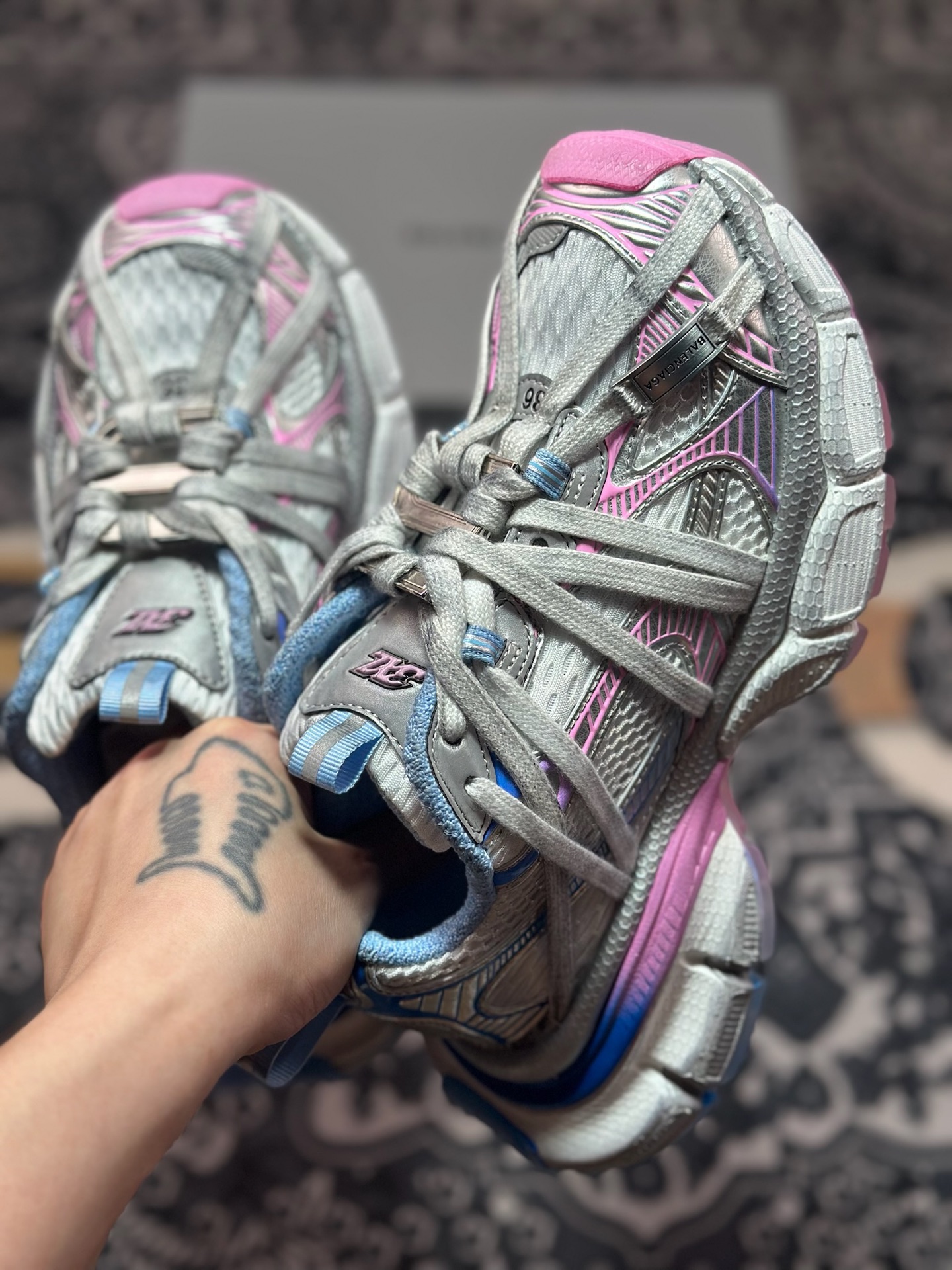 巴黎世家BALENCIAGA 3XL Sneakers 3+系列低帮复古阔型底姥爹风慢跑鞋“白蓝粉红银木乃伊绑绳” 825599 W3XCH 9145