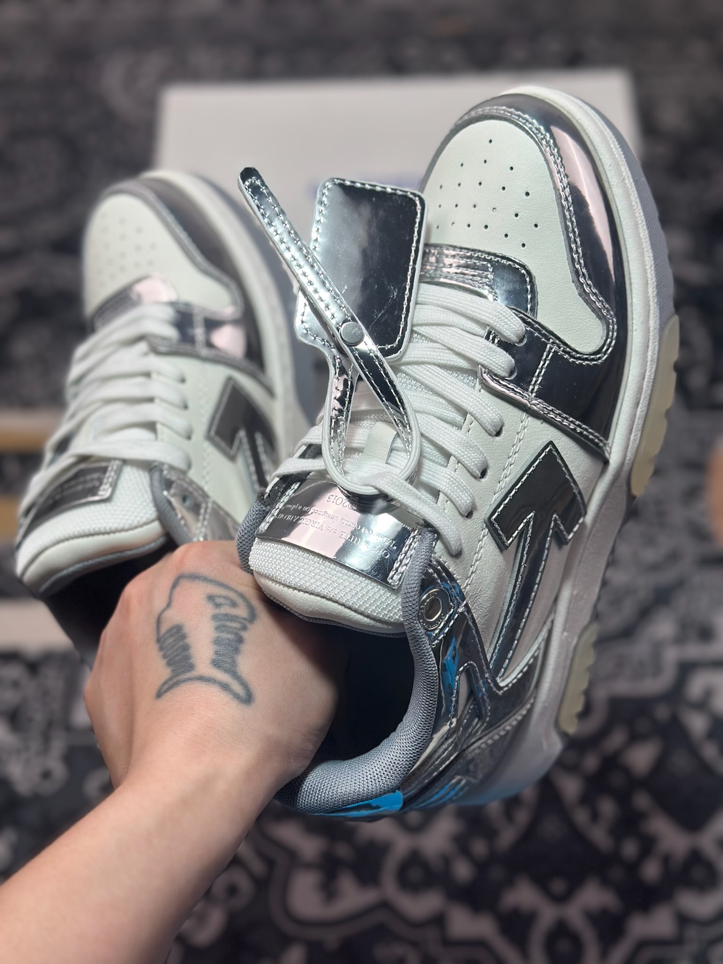 Off-White c/o Virgil Abloh Out Of Office Low-top Leather Sneakers”OOO”系列低帮运动板鞋“皮革银白箭头氧化底”OMIA189F23LEA0011010