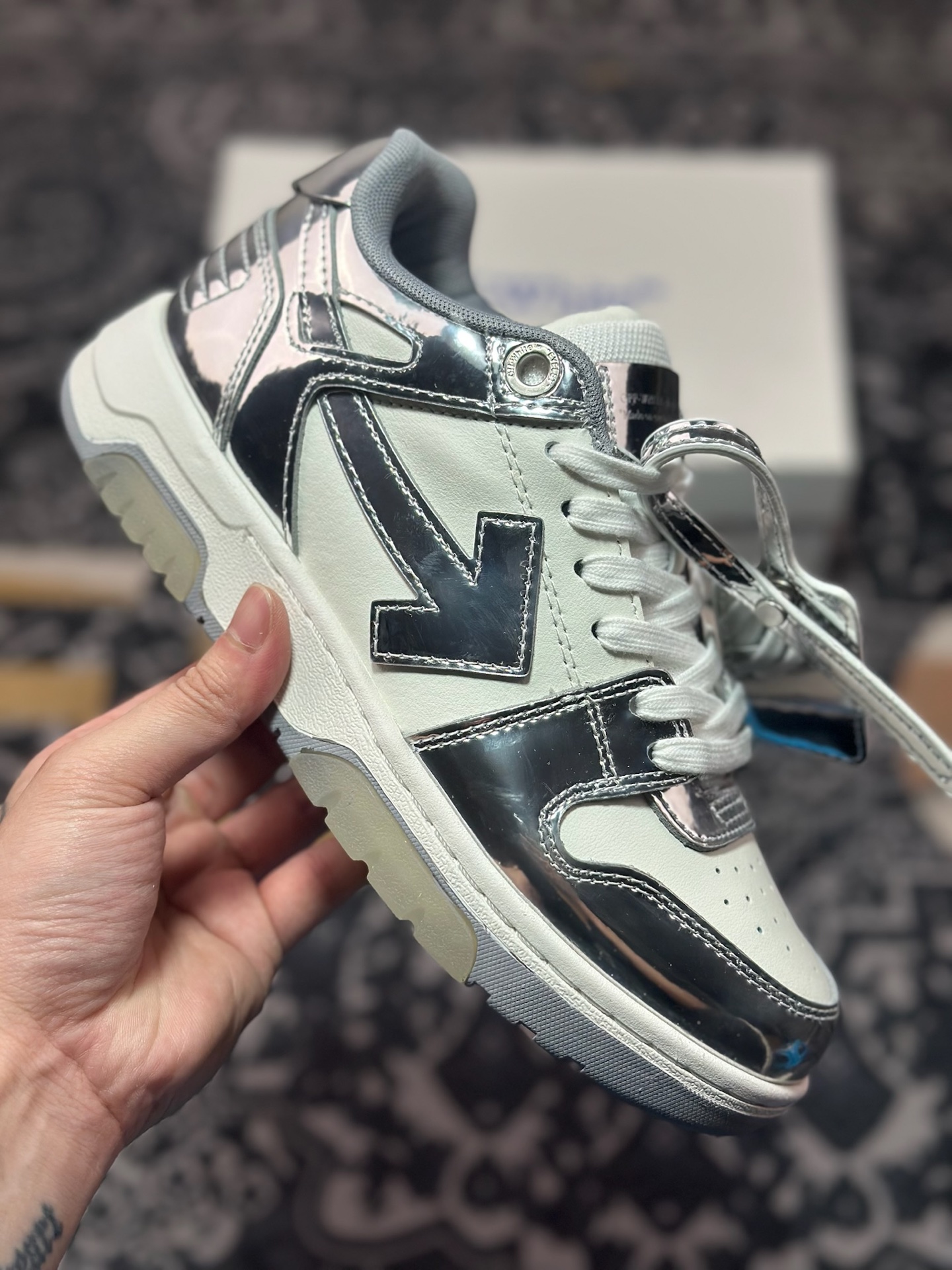 Off-White c/o Virgil Abloh Out Of Office Low-top Leather Sneakers”OOO”系列低帮运动板鞋“皮革银白箭头氧化底”OMIA189F23LEA0011010