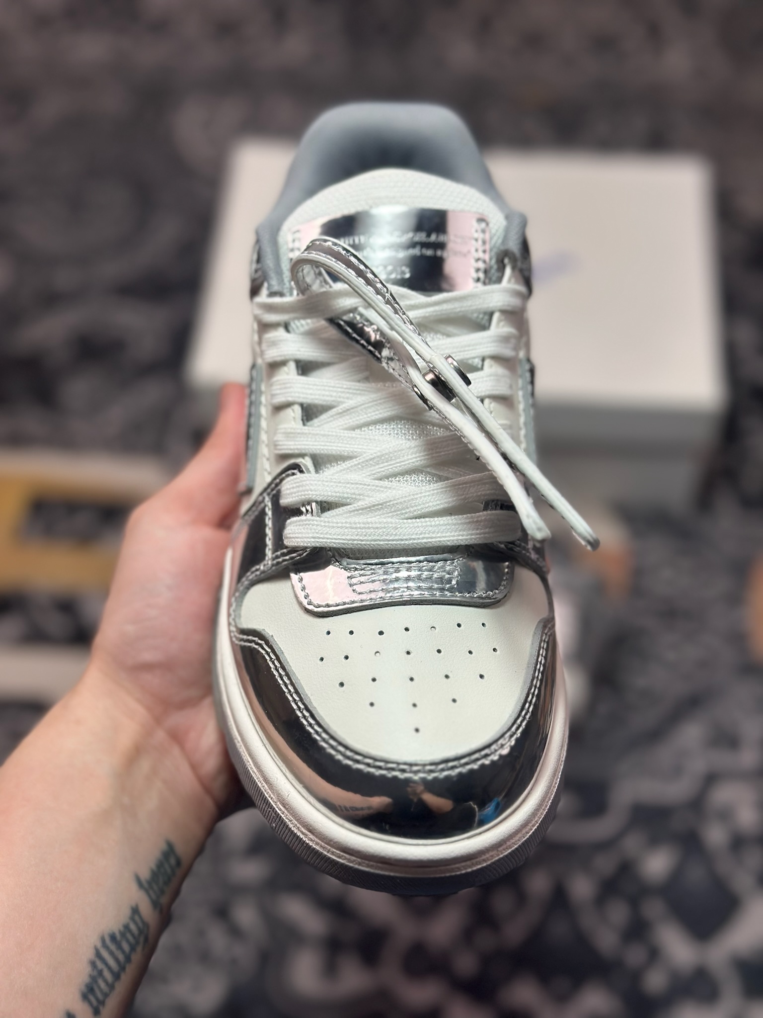 Off-White c/o Virgil Abloh Out Of Office Low-top Leather Sneakers”OOO”系列低帮运动板鞋“皮革银白箭头氧化底”OMIA189F23LEA0011010