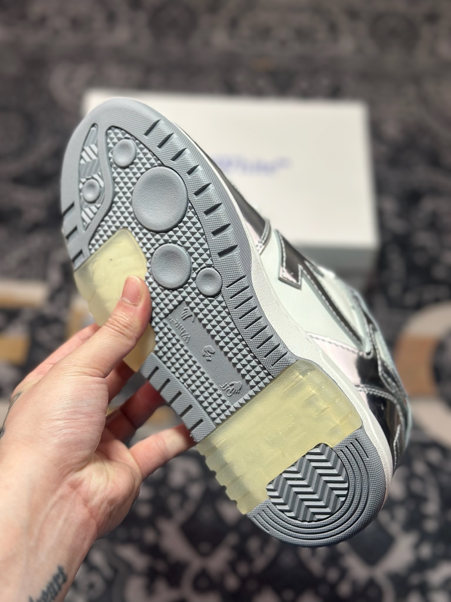 Off-White c/o Virgil Abloh Out Of Office Low-top Leather Sneakers”OOO”系列低帮运动板鞋“皮革银白箭头氧化底”OMIA189F23LEA0011010