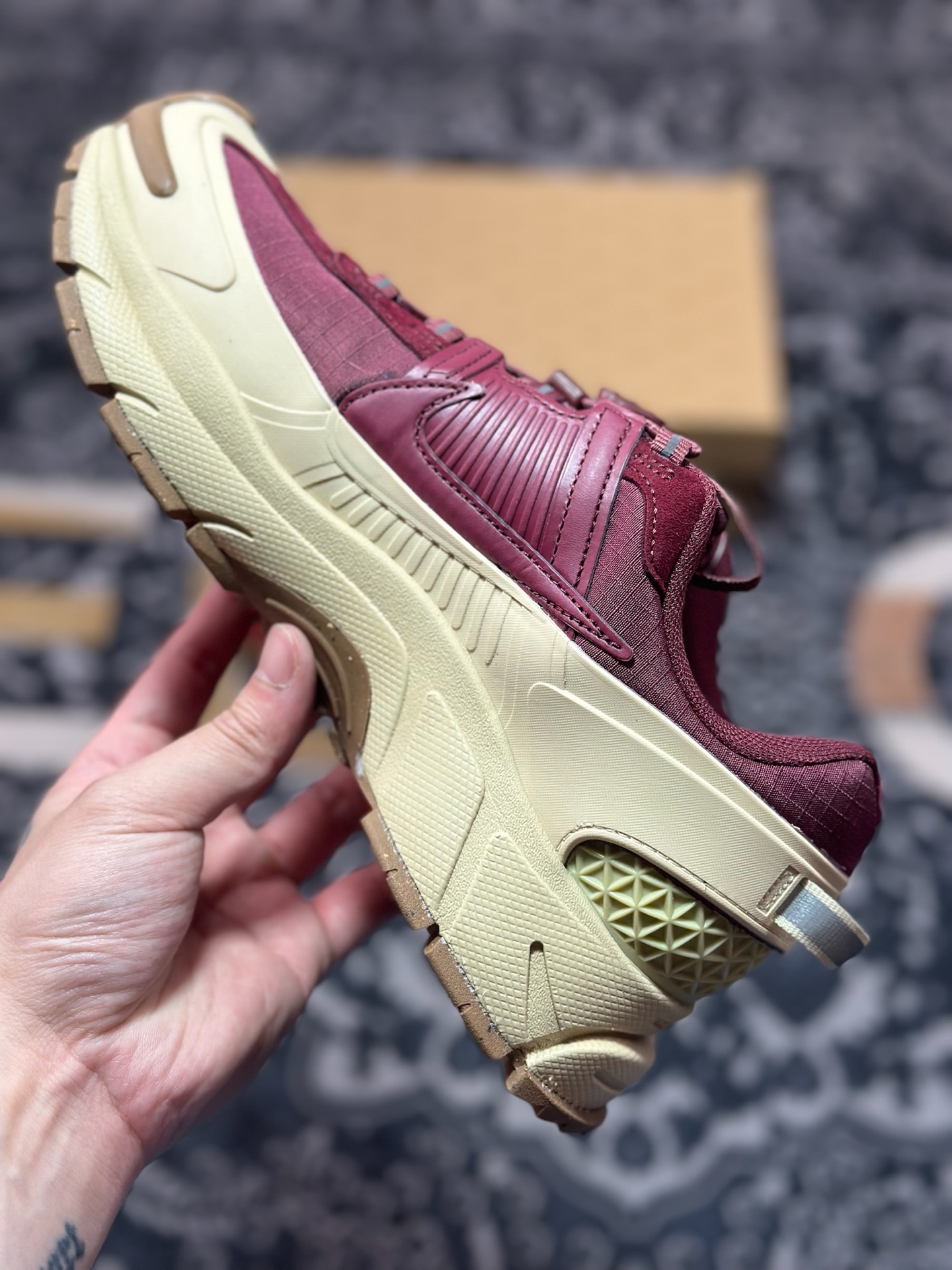 原厂级别 Nk Zoom Vomero Roam 马拉松复古五代休闲厚底增高运动慢跑老爹鞋 HQ2181-700-Chinese UA Cheap High Quatity Brand Clothes Bags handbags Sneakers wholesale wholesaler seller from China Factory suppliers Fashion Clothing Shoes best Quality Beautiful Price 原厂级别 Nk Zoom Vomero Roam 马拉松复古五代休闲厚底增高运动慢跑老爹鞋 HQ2181-700