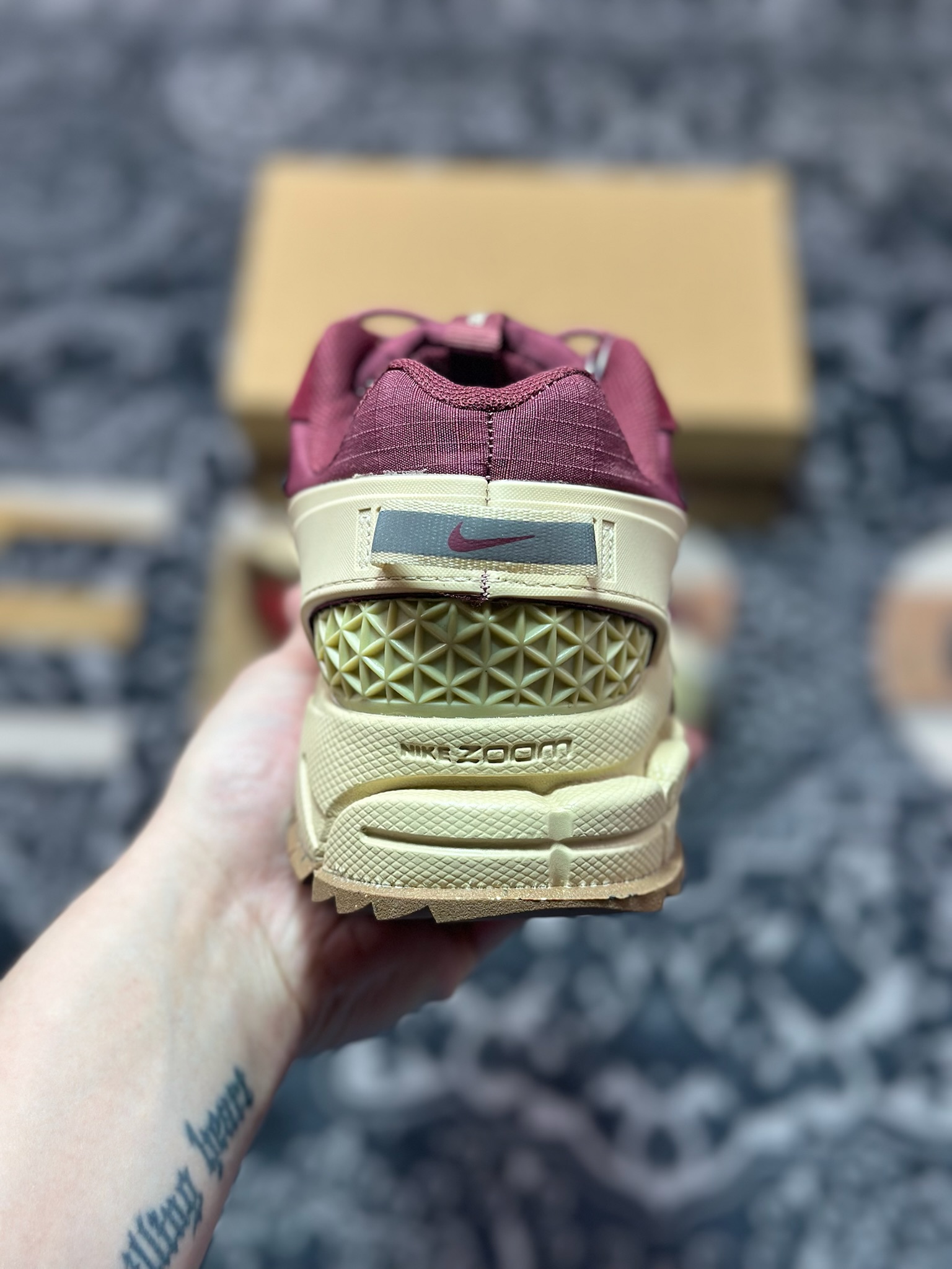 原厂级别 Nk Zoom Vomero Roam 马拉松复古五代休闲厚底增高运动慢跑老爹鞋 HQ2181-700-Chinese UA Cheap High Quatity Brand Clothes Bags handbags Sneakers wholesale wholesaler seller from China Factory suppliers Fashion Clothing Shoes best Quality Beautiful Price 原厂级别 Nk Zoom Vomero Roam 马拉松复古五代休闲厚底增高运动慢跑老爹鞋 HQ2181-700