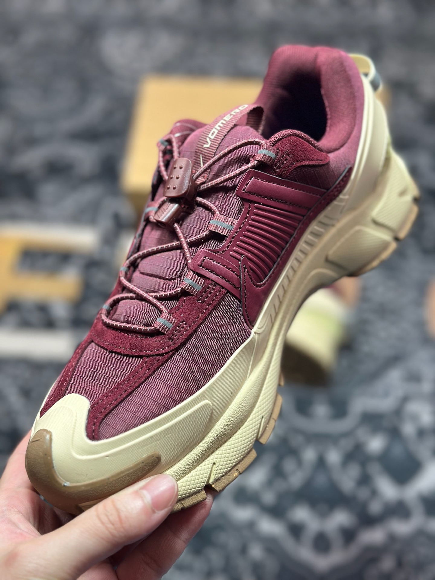 原厂级别 Nk Zoom Vomero Roam 马拉松复古五代休闲厚底增高运动慢跑老爹鞋 HQ2181-700-Chinese UA Cheap High Quatity Brand Clothes Bags handbags Sneakers wholesale wholesaler seller from China Factory suppliers Fashion Clothing Shoes best Quality Beautiful Price 原厂级别 Nk Zoom Vomero Roam 马拉松复古五代休闲厚底增高运动慢跑老爹鞋 HQ2181-700