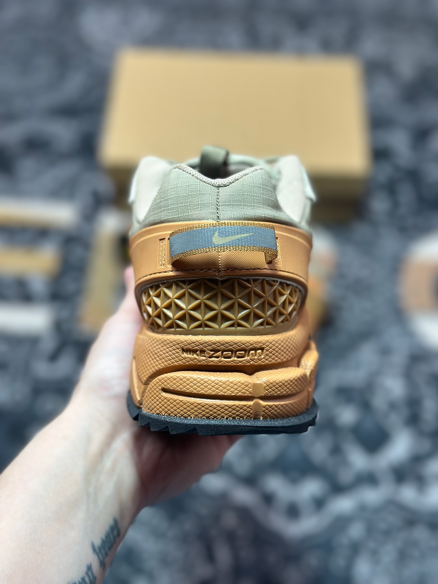 原厂级别 Nk Zoom Vomero Roam 马拉松复古五代休闲厚底增高运动慢跑老爹鞋 HQ2181-200