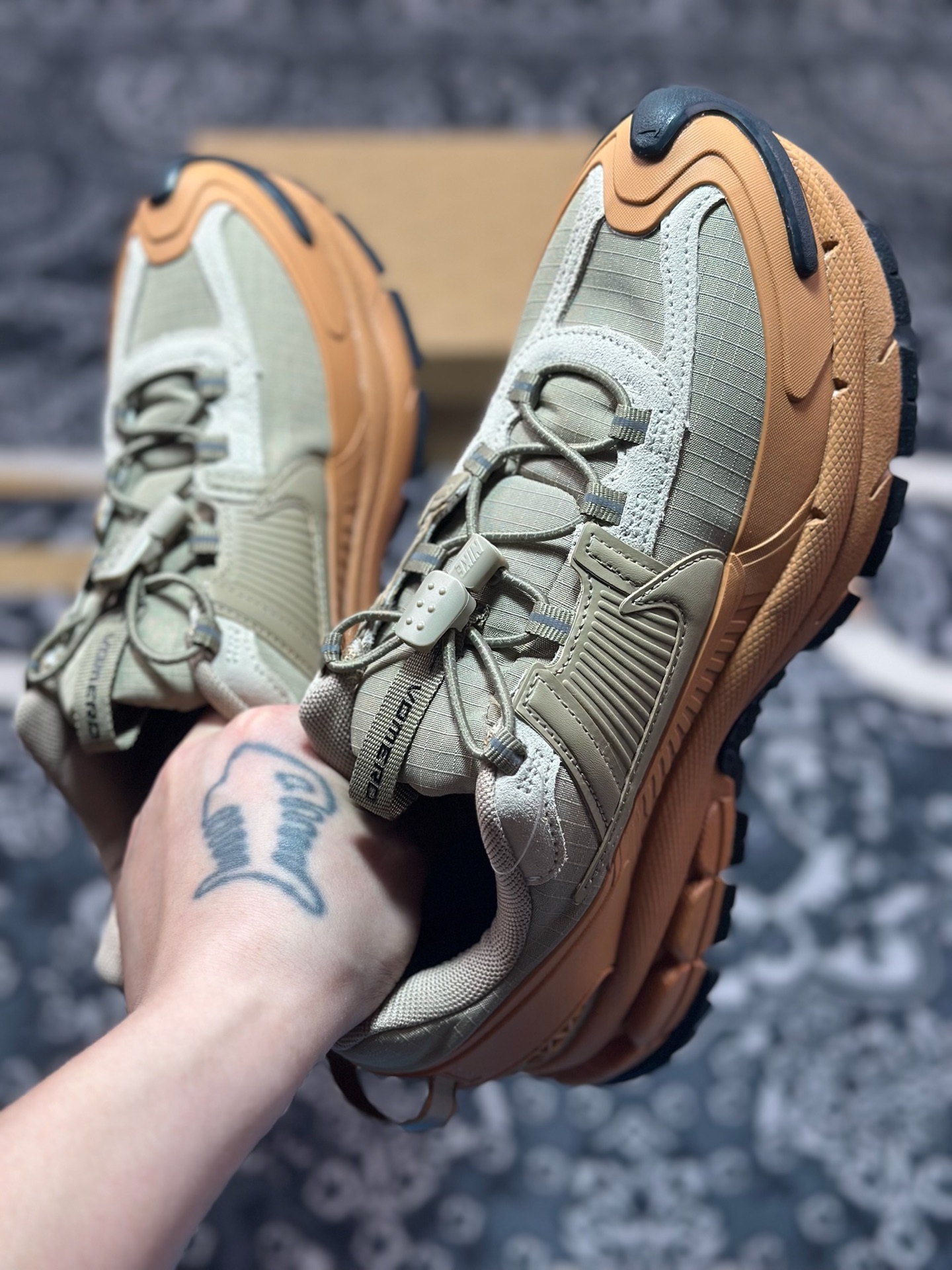 原厂级别 Nk Zoom Vomero Roam 马拉松复古五代休闲厚底增高运动慢跑老爹鞋 HQ2181-200