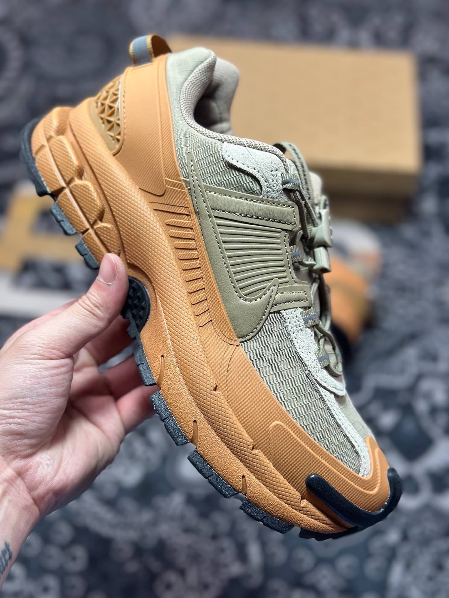 原厂级别 Nk Zoom Vomero Roam 马拉松复古五代休闲厚底增高运动慢跑老爹鞋 HQ2181-200