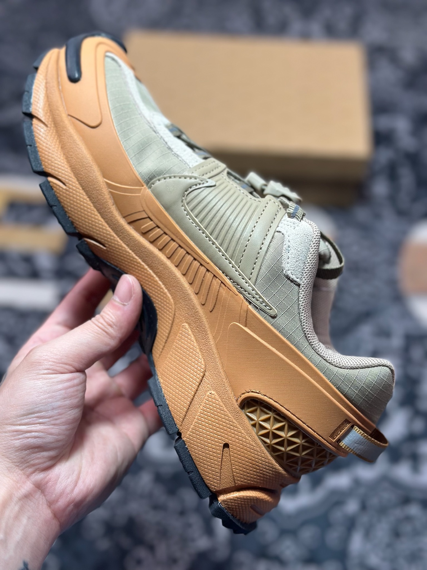 原厂级别 Nk Zoom Vomero Roam 马拉松复古五代休闲厚底增高运动慢跑老爹鞋 HQ2181-200