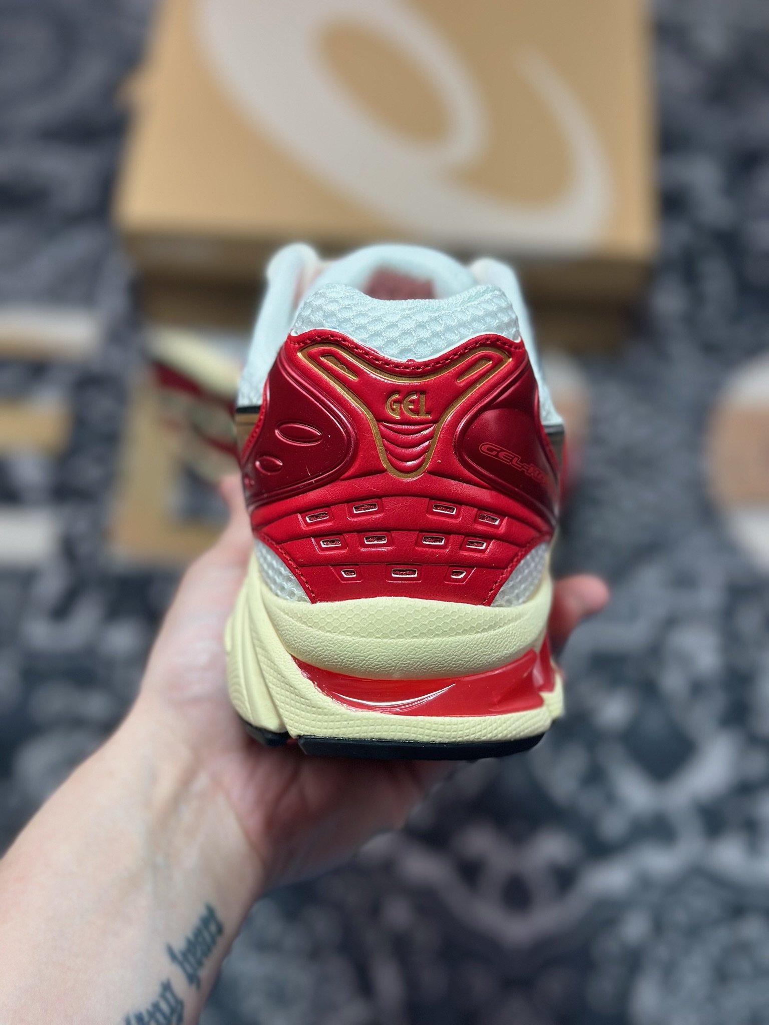 优选 原装级别 纯原 Asics 亚瑟士 GEL-Kayano 14 低帮运动休闲跑步鞋 银金红 1203A692-100-Chinese UA Cheap High Quatity Brand Clothes Bags handbags Sneakers wholesale wholesaler seller from China Factory suppliers Fashion Clothing Shoes best Quality Beautiful Price 优选 原装级别 纯原 Asics 亚瑟士 GEL-Kayano 14 低帮运动休闲跑步鞋 银金红 1203A692-100