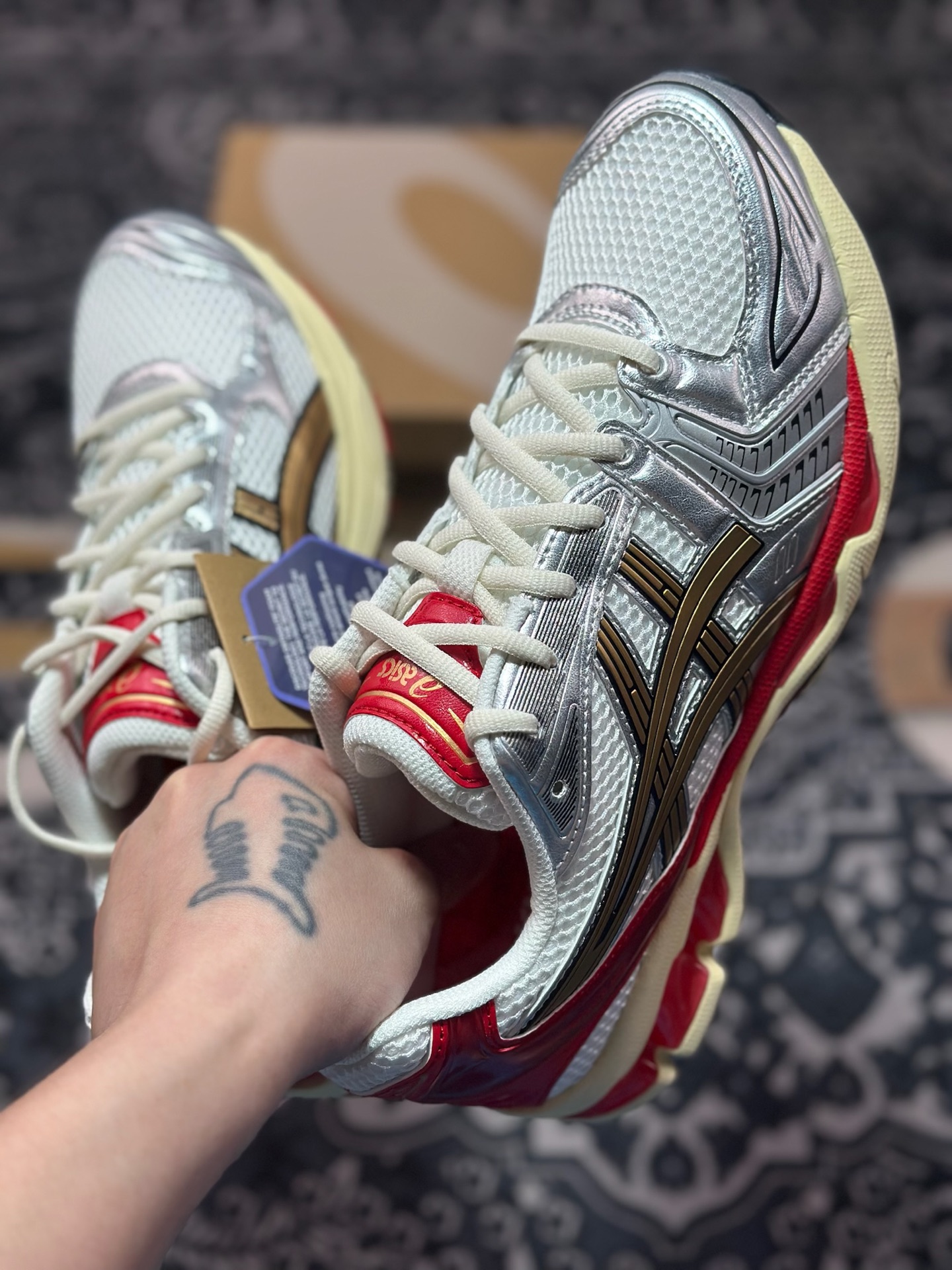 优选 原装级别 纯原 Asics 亚瑟士 GEL-Kayano 14 低帮运动休闲跑步鞋 银金红 1203A692-100-Chinese UA Cheap High Quatity Brand Clothes Bags handbags Sneakers wholesale wholesaler seller from China Factory suppliers Fashion Clothing Shoes best Quality Beautiful Price 优选 原装级别 纯原 Asics 亚瑟士 GEL-Kayano 14 低帮运动休闲跑步鞋 银金红 1203A692-100