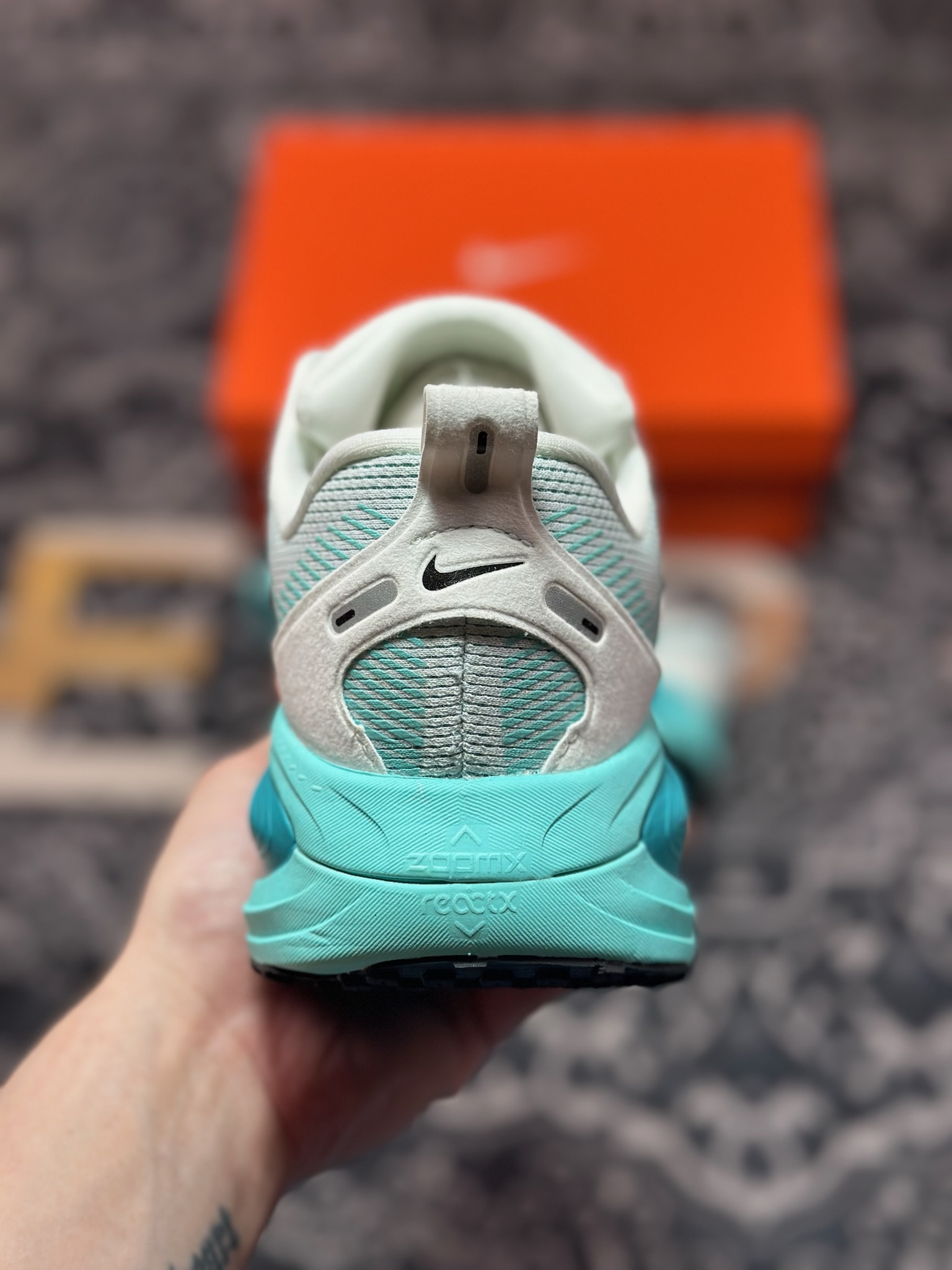 原装级别 NK Zoom VOMERO 18 轻量跑鞋 耐克网透面气 训跑练步鞋  HM6803-103