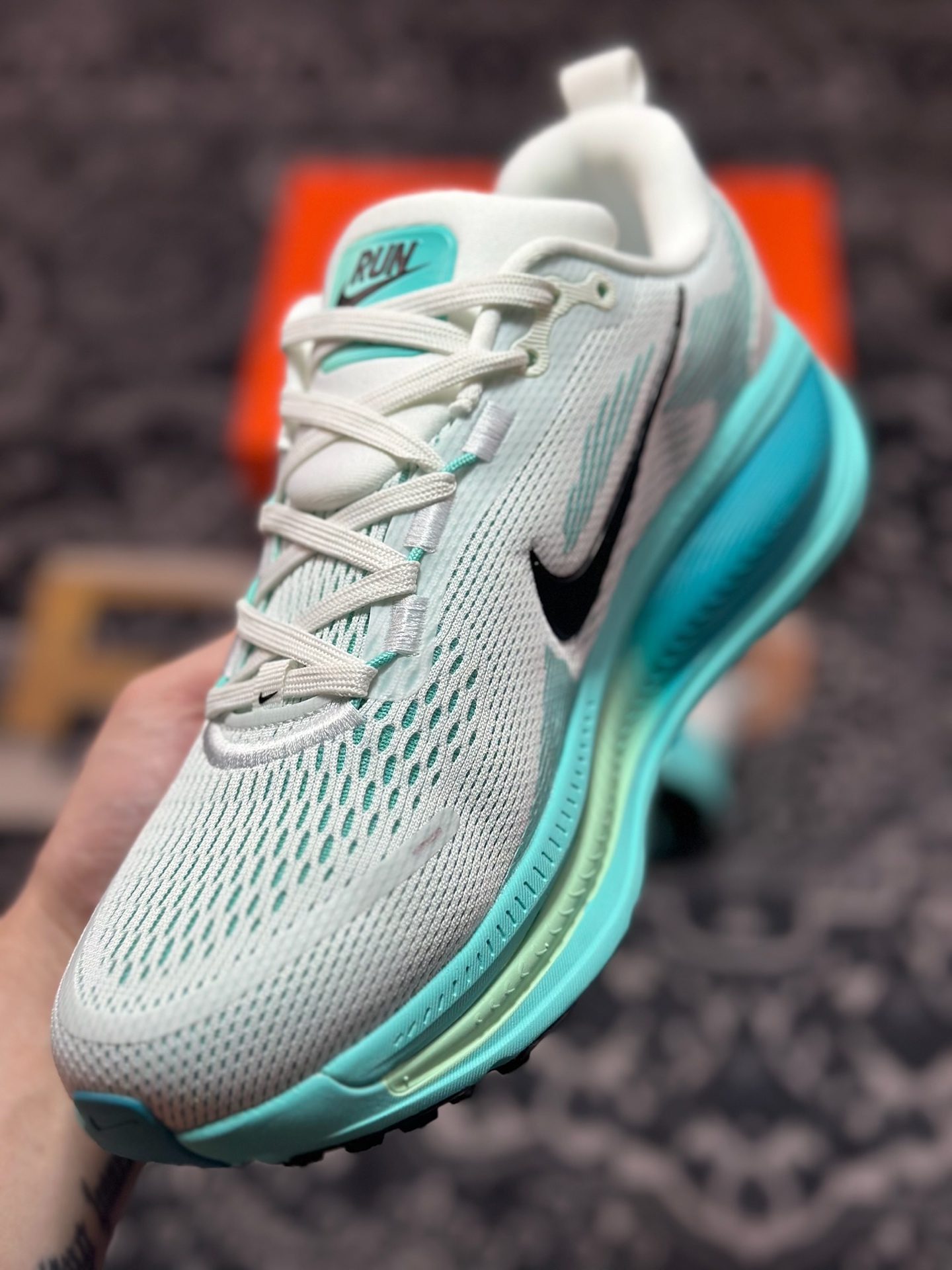 原装级别 NK Zoom VOMERO 18 轻量跑鞋 耐克网透面气 训跑练步鞋  HM6803-103