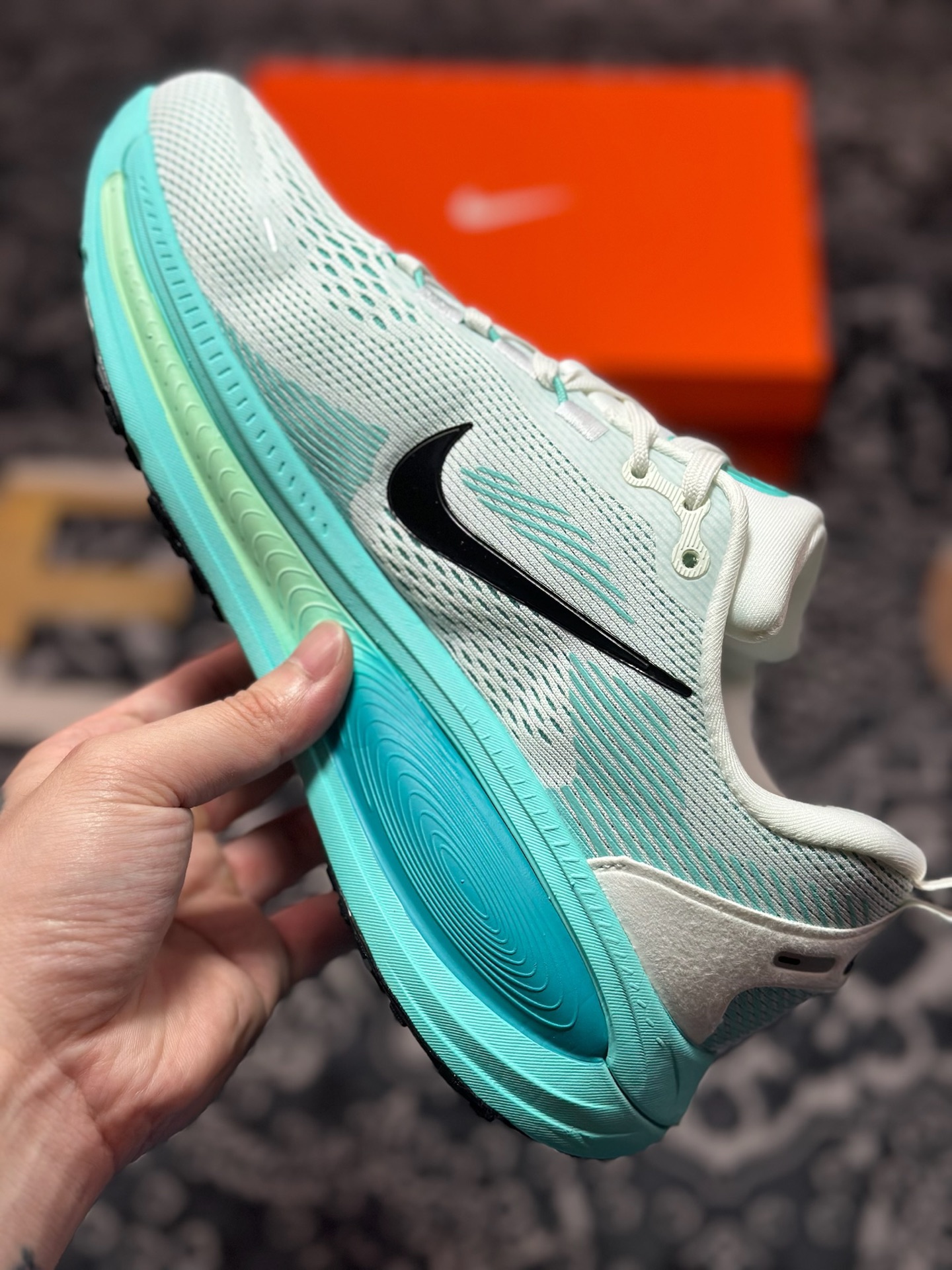 原装级别 NK Zoom VOMERO 18 轻量跑鞋 耐克网透面气 训跑练步鞋  HM6803-103