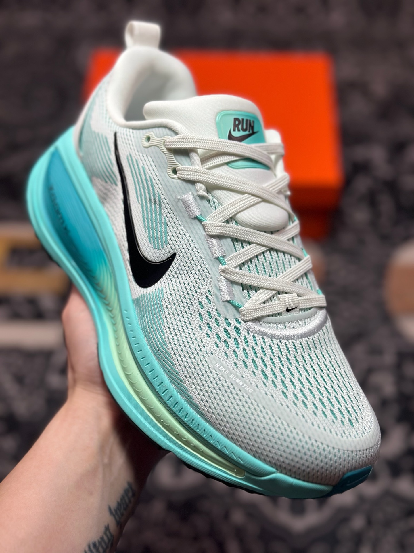 原装级别 NK Zoom VOMERO 18 轻量跑鞋 耐克网透面气 训跑练步鞋  HM6803-103