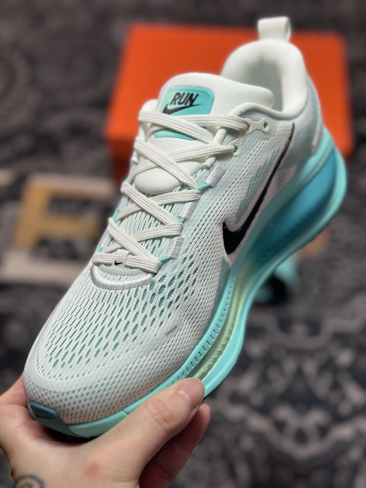 原装级别 NK Zoom VOMERO 18 轻量跑鞋 耐克网透面气 训跑练步鞋  HM6803-103