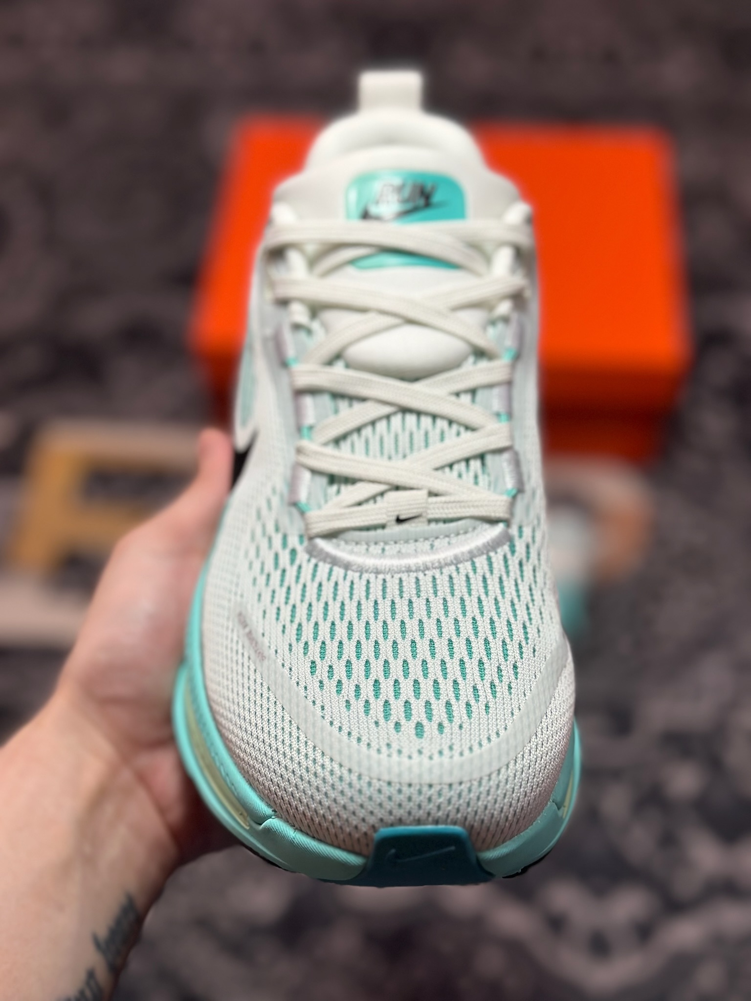 原装级别 NK Zoom VOMERO 18 轻量跑鞋 耐克网透面气 训跑练步鞋  HM6803-103