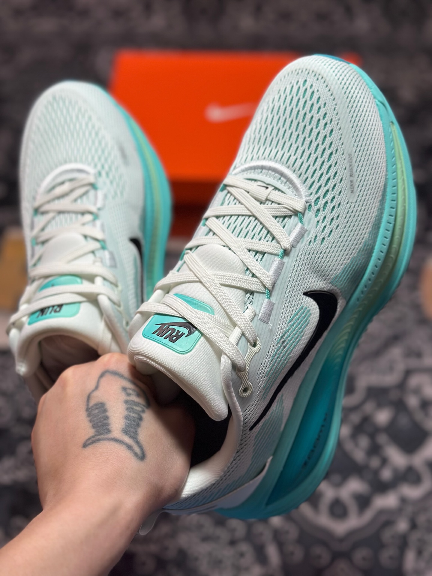 原装级别 NK Zoom VOMERO 18 轻量跑鞋 耐克网透面气 训跑练步鞋  HM6803-103