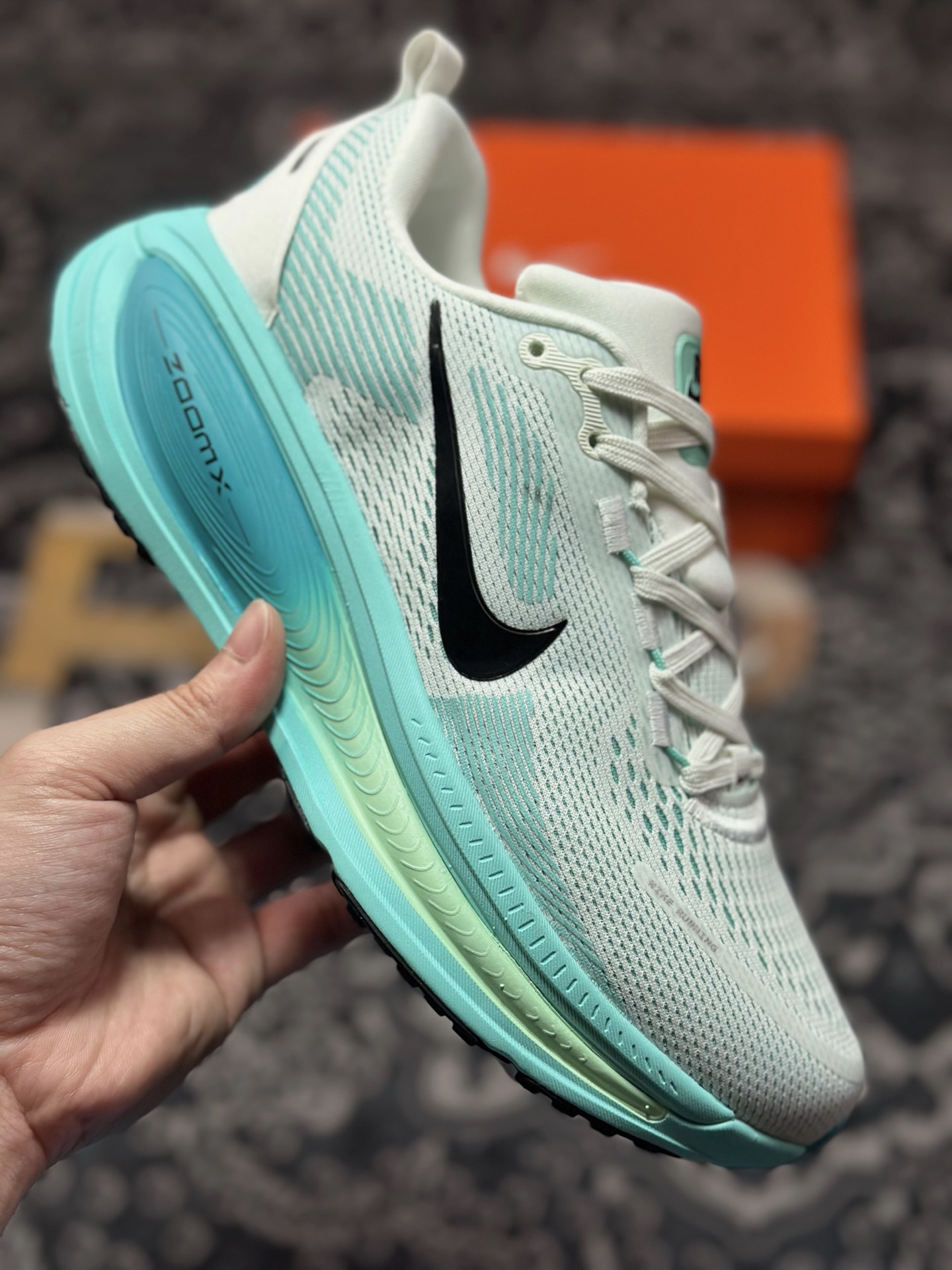 原装级别 NK Zoom VOMERO 18 轻量跑鞋 耐克网透面气 训跑练步鞋  HM6803-103