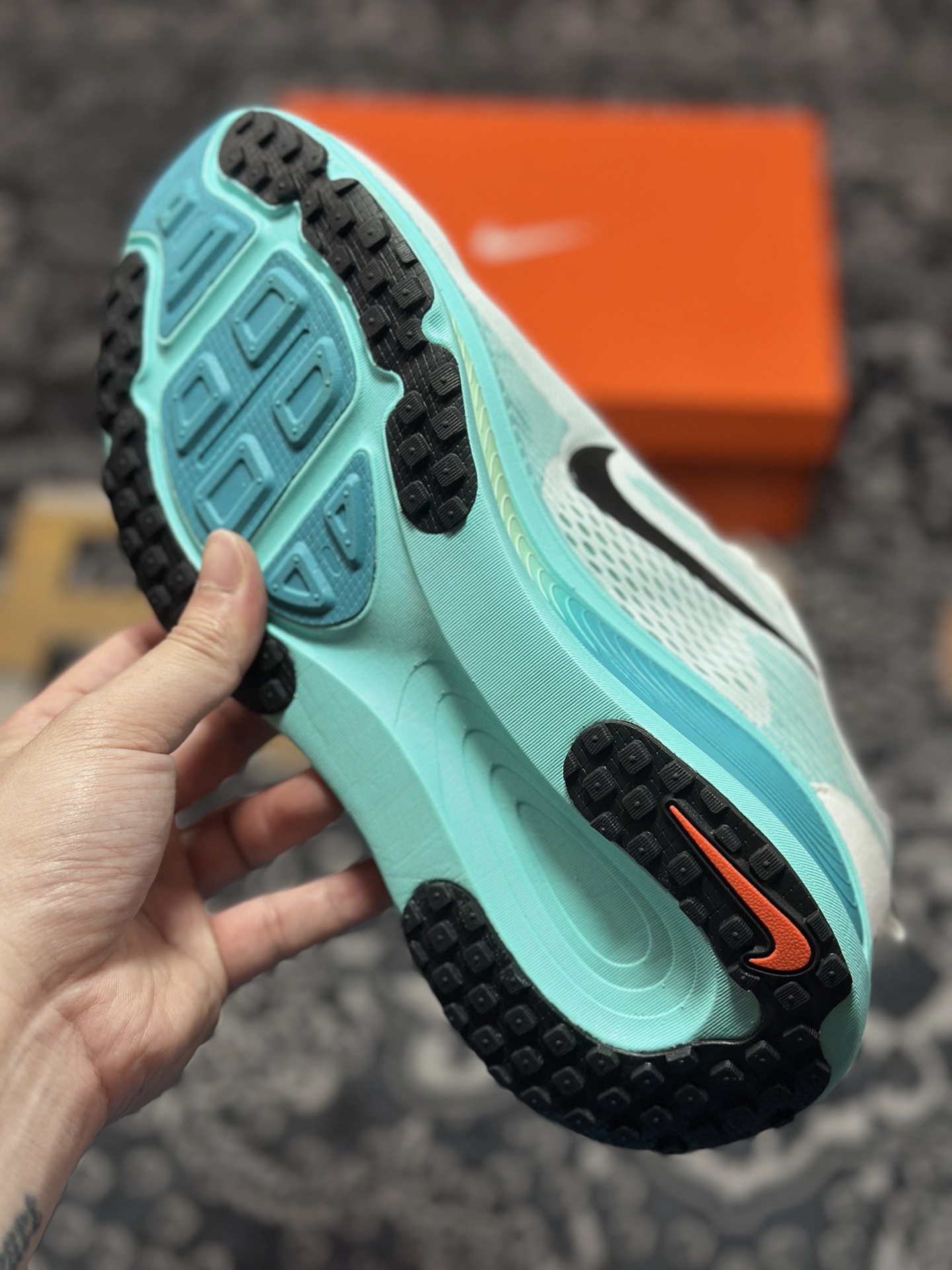 原装级别 NK Zoom VOMERO 18 轻量跑鞋 耐克网透面气 训跑练步鞋  HM6803-103