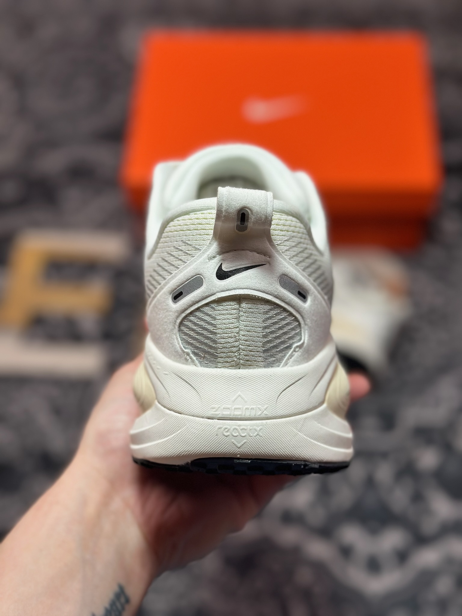 原装级别 NK Zoom VOMERO 18 轻量跑鞋 耐克网透面气 训跑练步鞋 HM6804-101 原装级别 NK Zoom VOMERO 18 轻量跑鞋 耐克网透面气 训跑练步鞋 HM6804-101