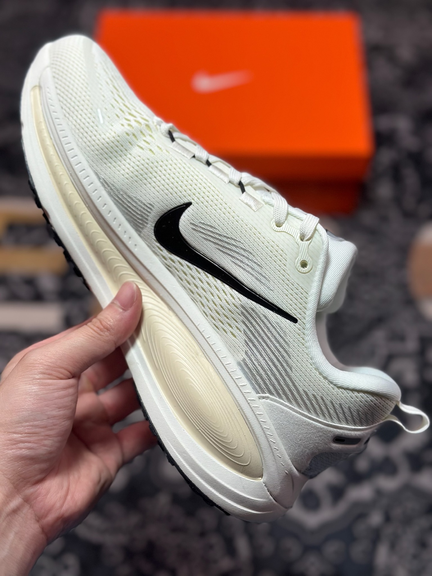 原装级别 NK Zoom VOMERO 18 轻量跑鞋 耐克网透面气 训跑练步鞋 HM6804-101 原装级别 NK Zoom VOMERO 18 轻量跑鞋 耐克网透面气 训跑练步鞋 HM6804-101