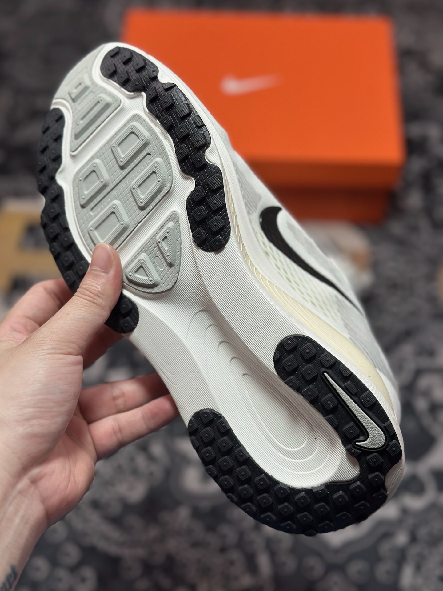 原装级别 NK Zoom VOMERO 18 轻量跑鞋 耐克网透面气 训跑练步鞋 HM6804-101 原装级别 NK Zoom VOMERO 18 轻量跑鞋 耐克网透面气 训跑练步鞋 HM6804-101