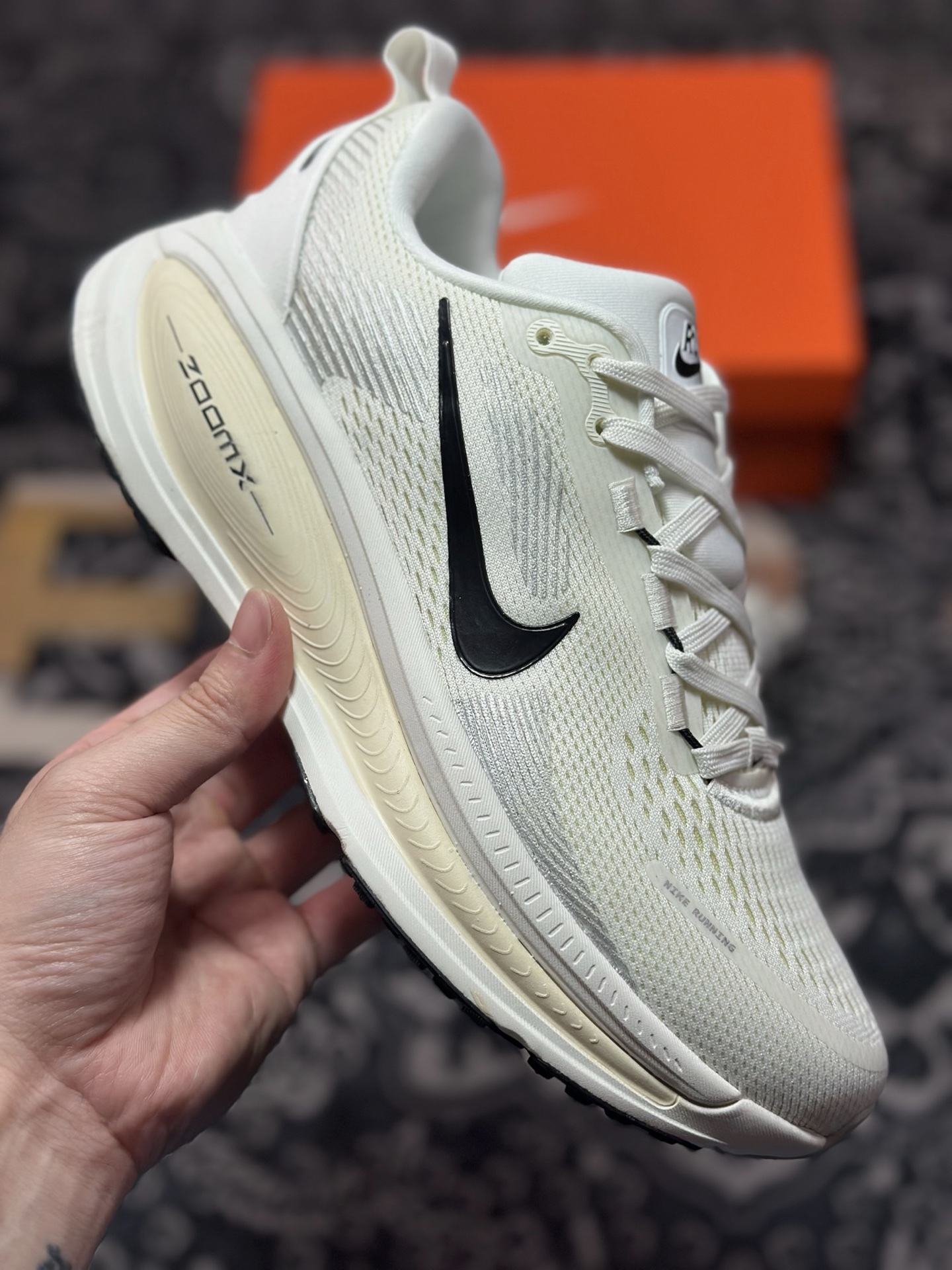 原装级别 NK Zoom VOMERO 18 轻量跑鞋 耐克网透面气 训跑练步鞋 HM6804-101 原装级别 NK Zoom VOMERO 18 轻量跑鞋 耐克网透面气 训跑练步鞋 HM6804-101