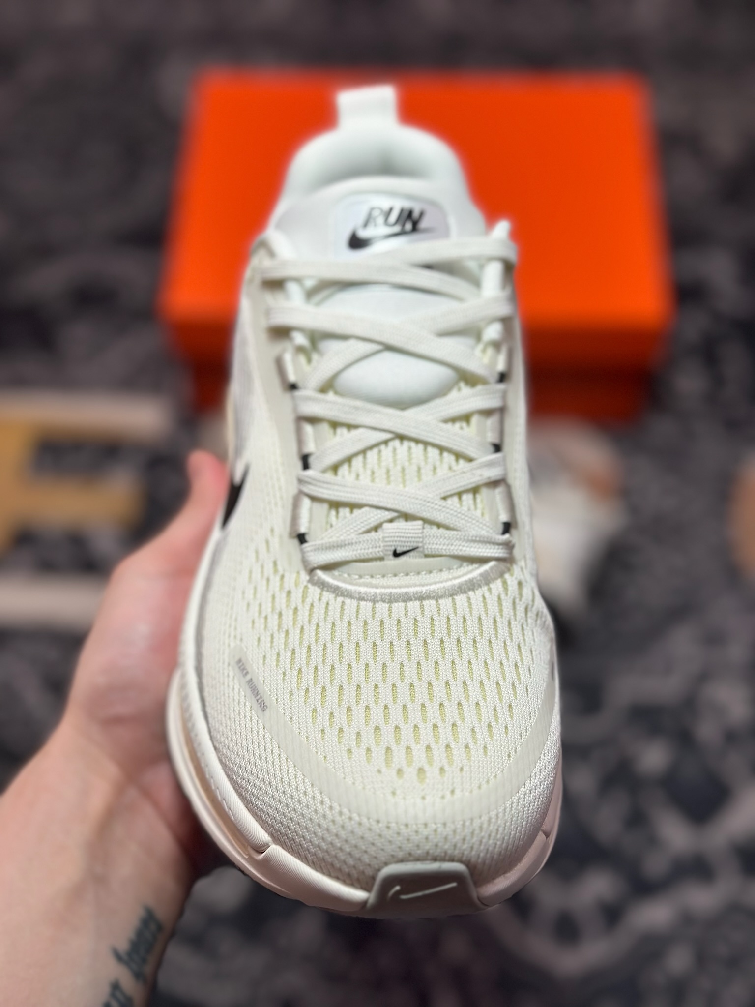 原装级别 NK Zoom VOMERO 18 轻量跑鞋 耐克网透面气 训跑练步鞋 HM6804-101 原装级别 NK Zoom VOMERO 18 轻量跑鞋 耐克网透面气 训跑练步鞋 HM6804-101