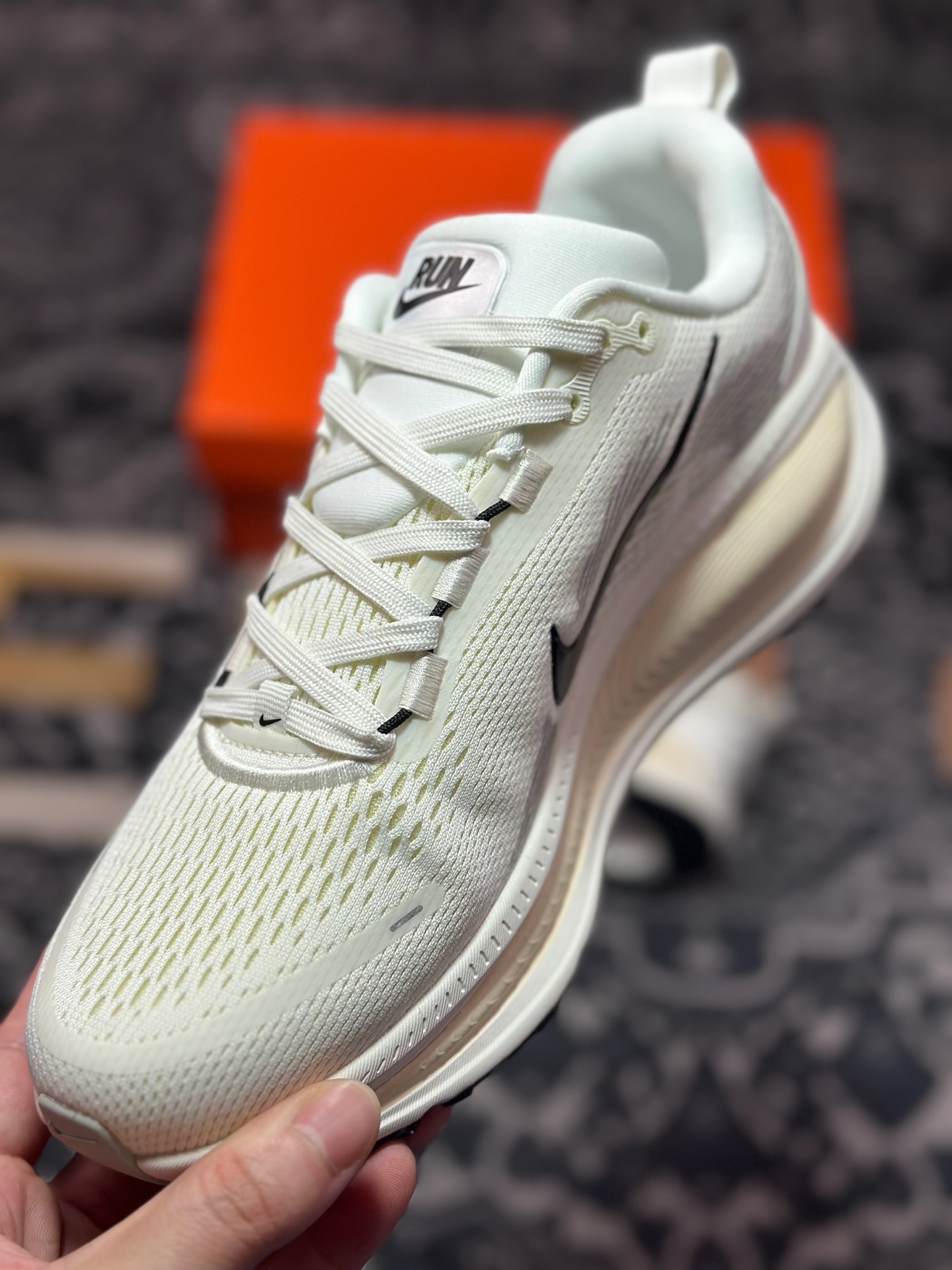 原装级别 NK Zoom VOMERO 18 轻量跑鞋 耐克网透面气 训跑练步鞋 HM6804-101 原装级别 NK Zoom VOMERO 18 轻量跑鞋 耐克网透面气 训跑练步鞋 HM6804-101