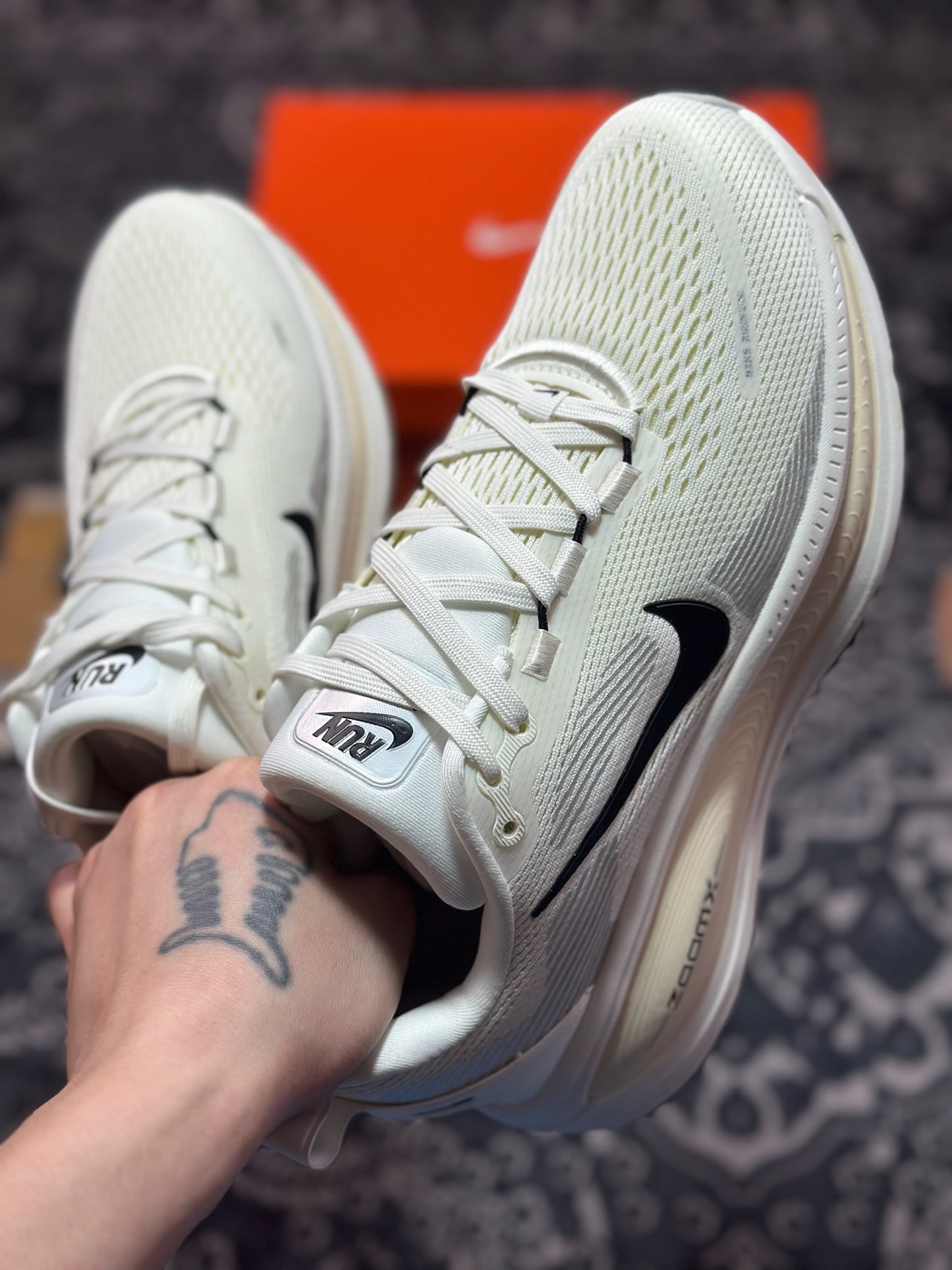 原装级别 NK Zoom VOMERO 18 轻量跑鞋 耐克网透面气 训跑练步鞋 HM6804-101 原装级别 NK Zoom VOMERO 18 轻量跑鞋 耐克网透面气 训跑练步鞋 HM6804-101