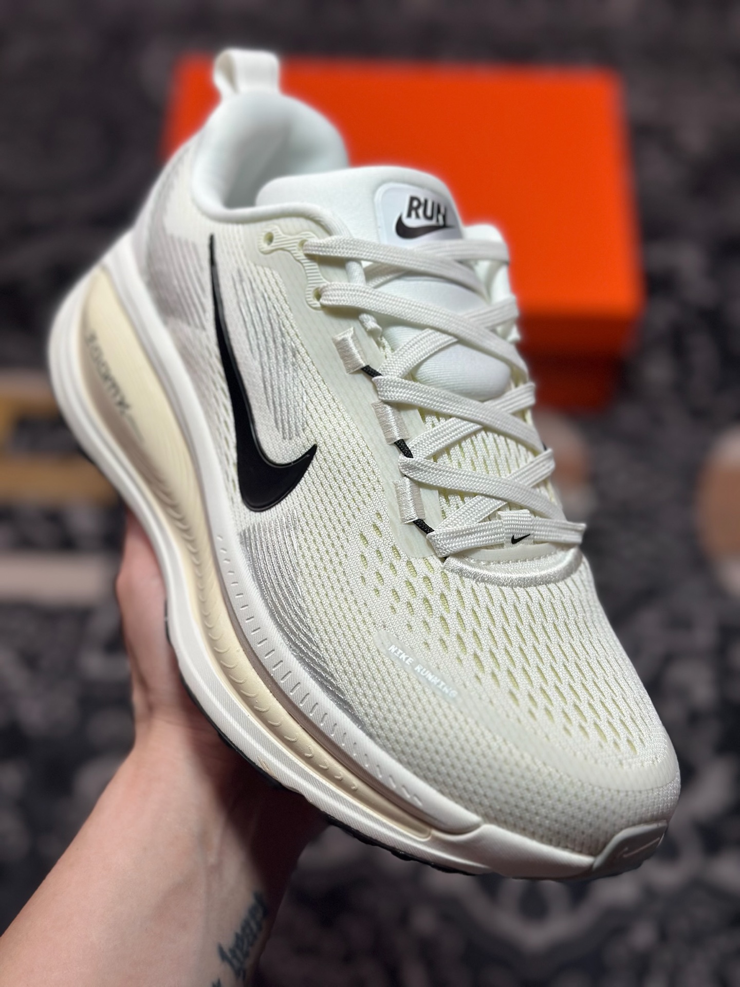 原装级别 NK Zoom VOMERO 18 轻量跑鞋 耐克网透面气 训跑练步鞋 HM6804-101 原装级别 NK Zoom VOMERO 18 轻量跑鞋 耐克网透面气 训跑练步鞋 HM6804-101