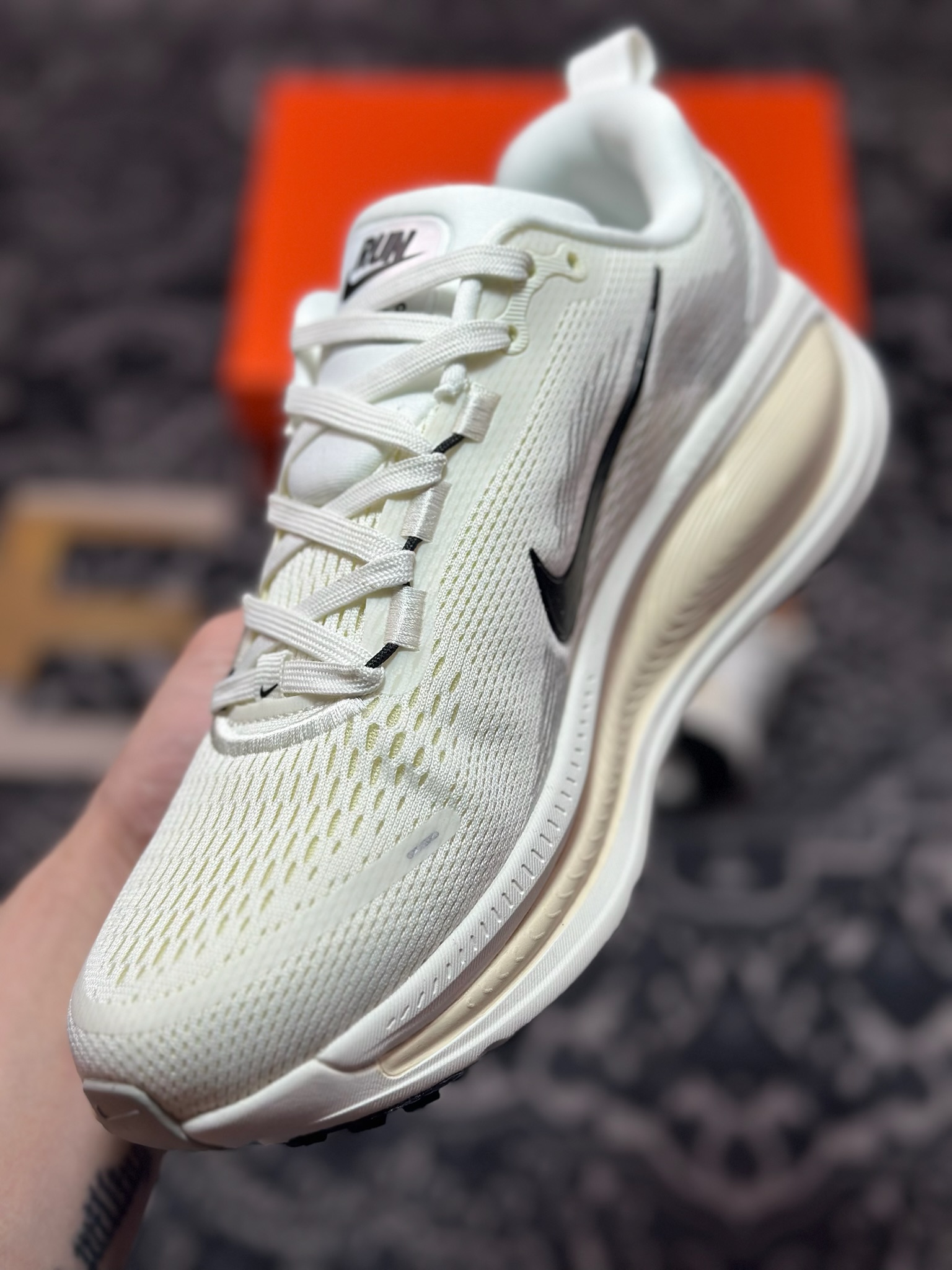 原装级别 NK Zoom VOMERO 18 轻量跑鞋 耐克网透面气 训跑练步鞋 HM6804-101 原装级别 NK Zoom VOMERO 18 轻量跑鞋 耐克网透面气 训跑练步鞋 HM6804-101