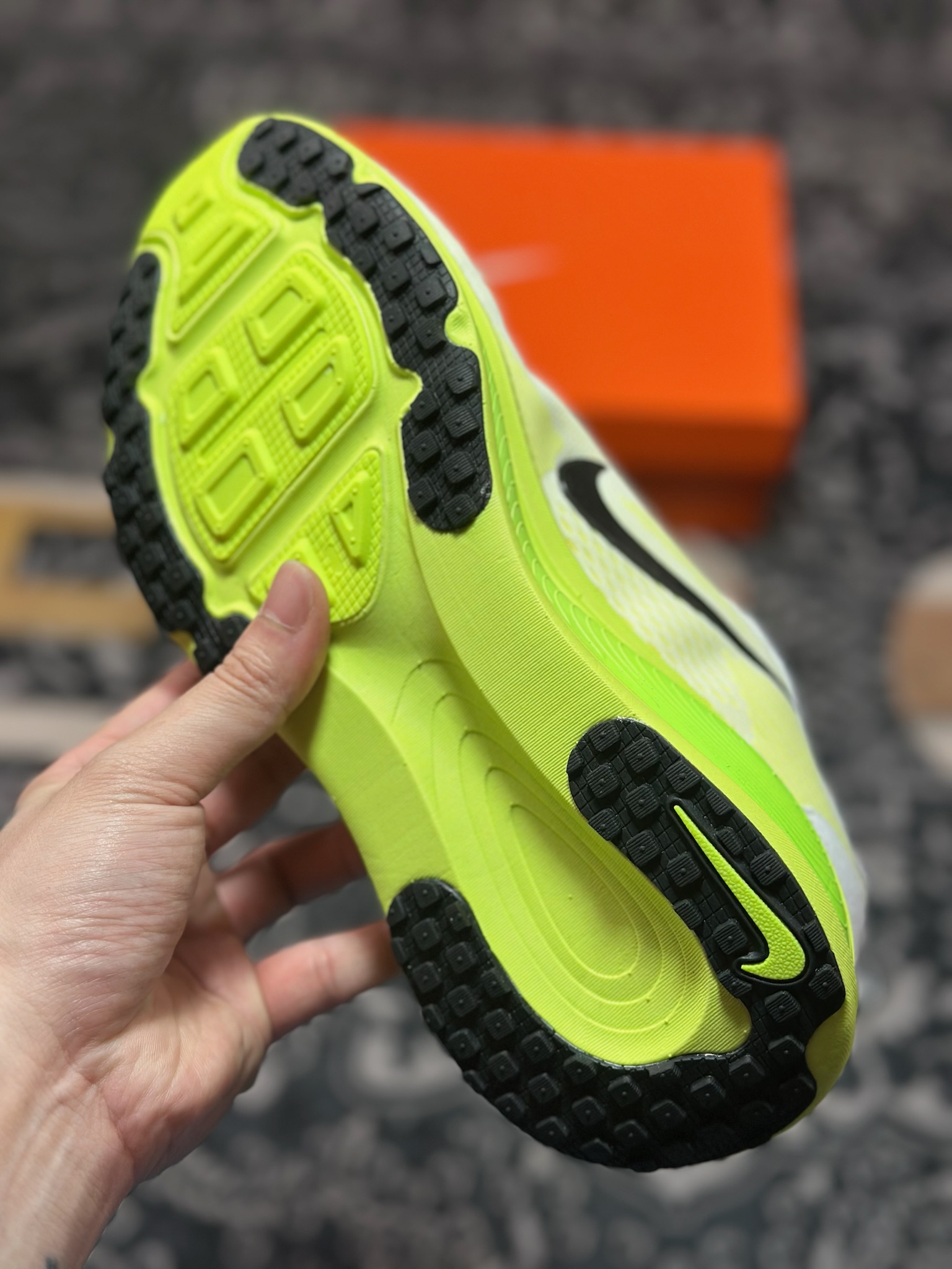 原装级别 NK Zoom VOMERO 18 轻量跑鞋 耐克网透面气 训跑练步鞋  HM6804-102