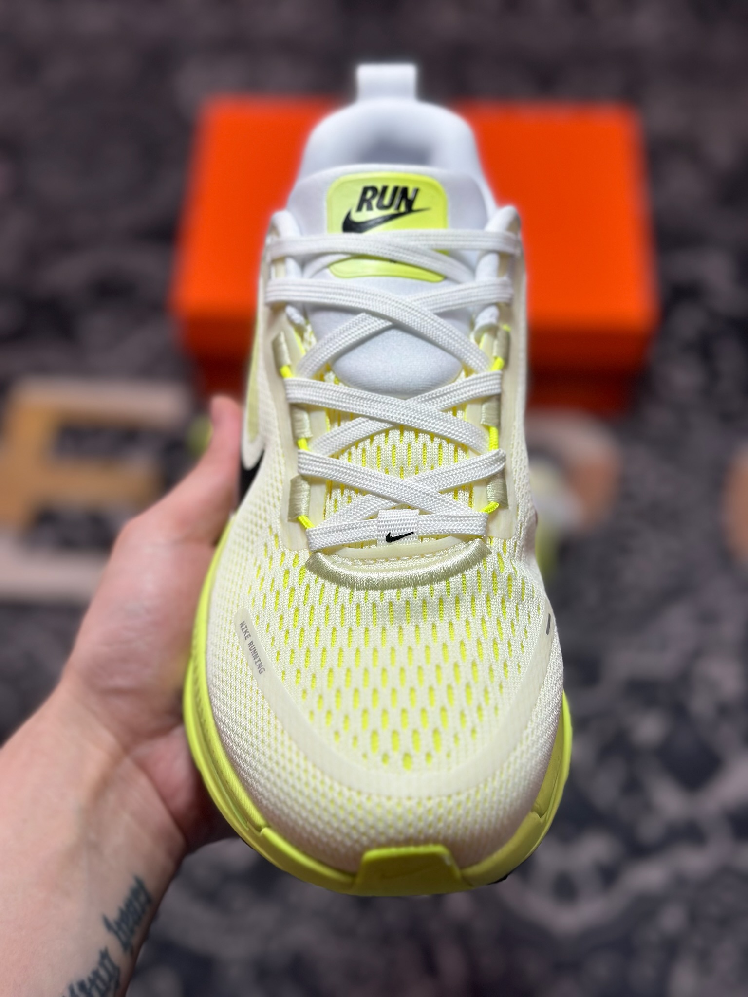 原装级别 NK Zoom VOMERO 18 轻量跑鞋 耐克网透面气 训跑练步鞋  HM6804-102