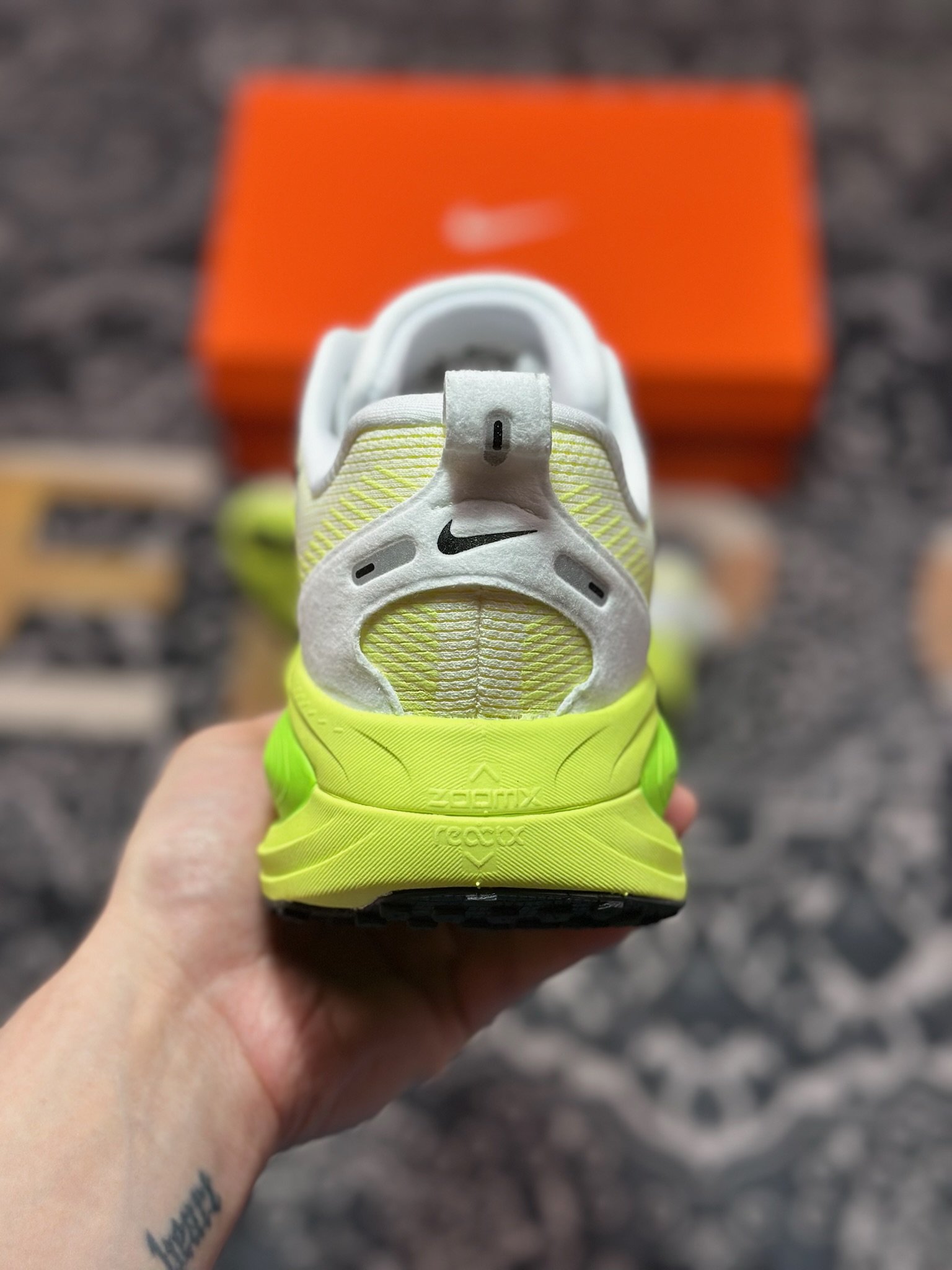 原装级别 NK Zoom VOMERO 18 轻量跑鞋 耐克网透面气 训跑练步鞋  HM6804-102