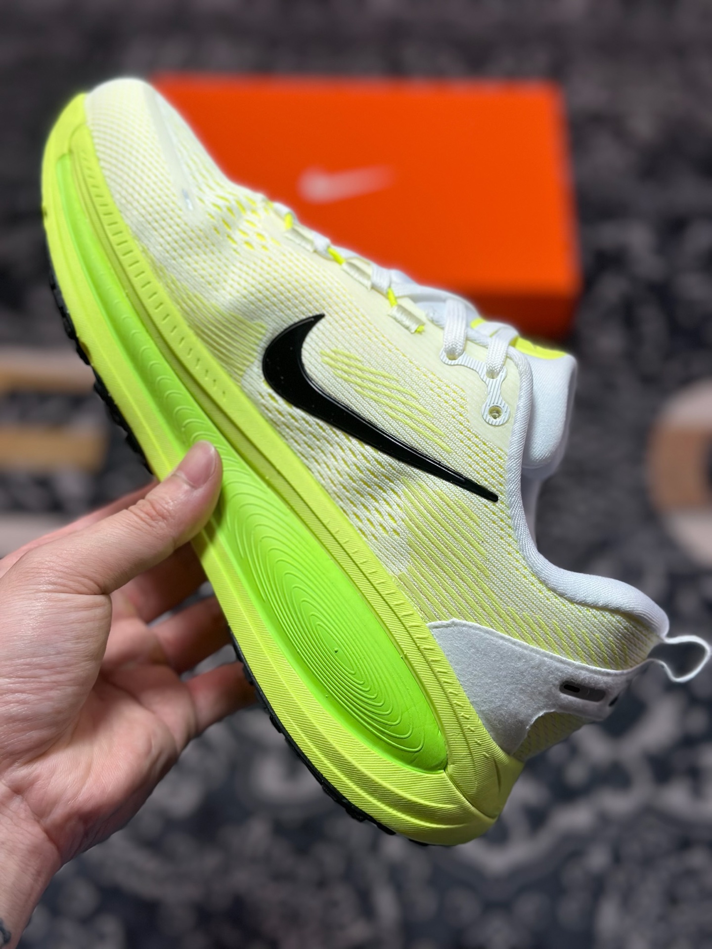 原装级别 NK Zoom VOMERO 18 轻量跑鞋 耐克网透面气 训跑练步鞋  HM6804-102