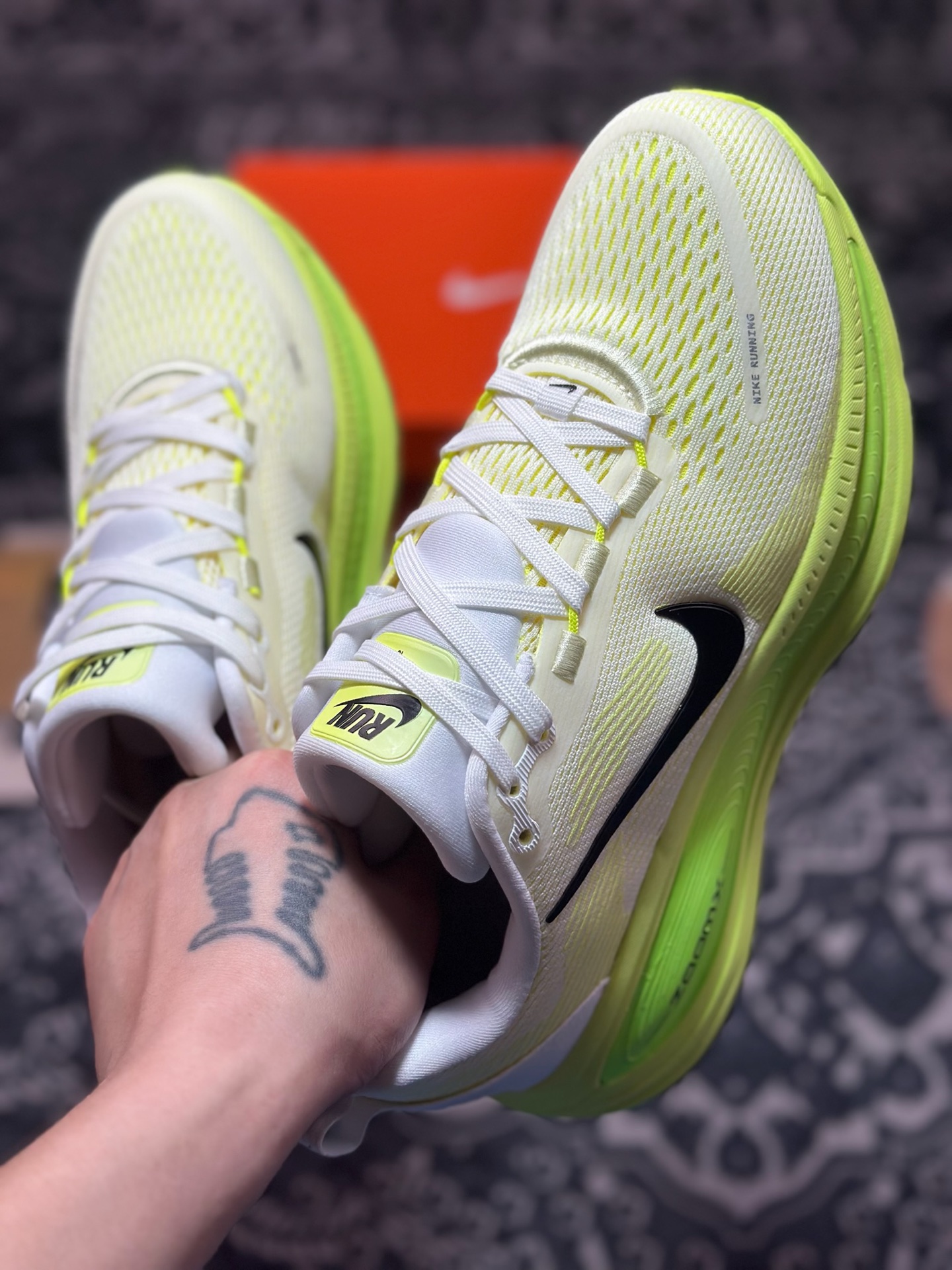 原装级别 NK Zoom VOMERO 18 轻量跑鞋 耐克网透面气 训跑练步鞋  HM6804-102