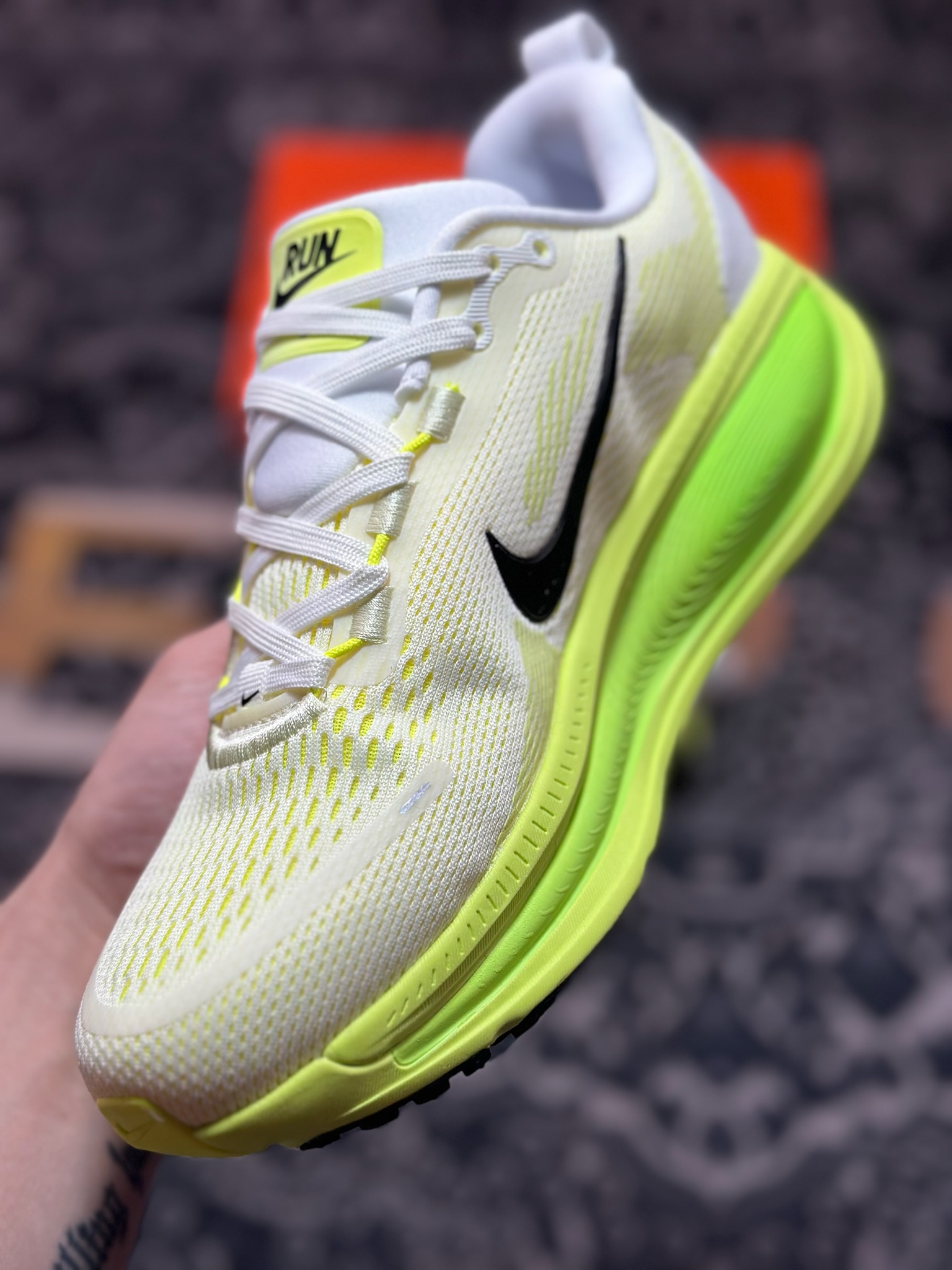 原装级别 NK Zoom VOMERO 18 轻量跑鞋 耐克网透面气 训跑练步鞋  HM6804-102