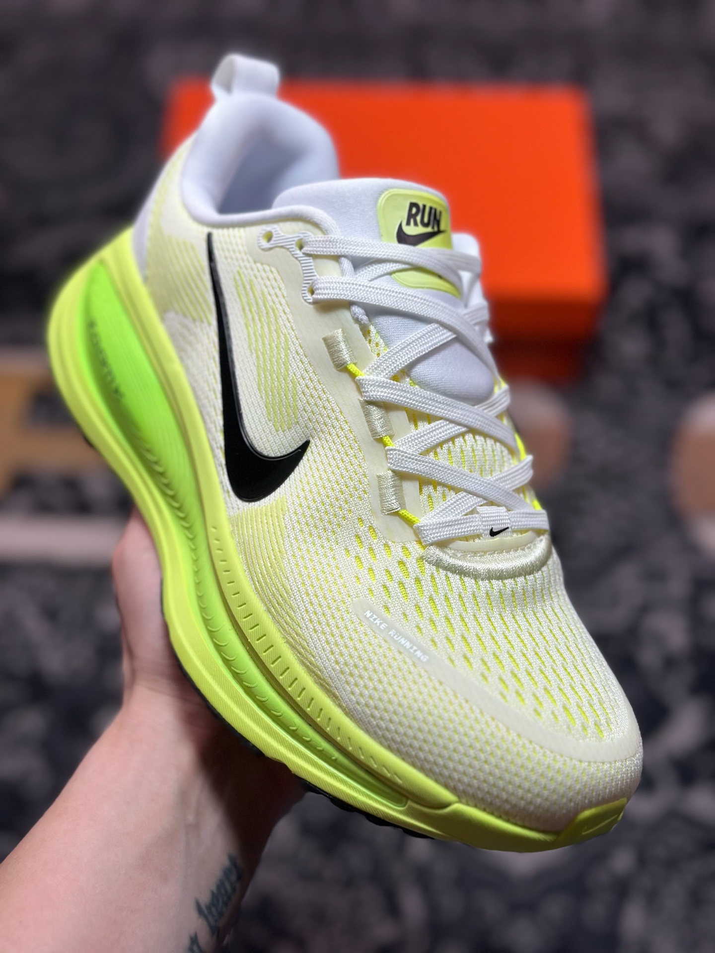 原装级别 NK Zoom VOMERO 18 轻量跑鞋 耐克网透面气 训跑练步鞋  HM6804-102