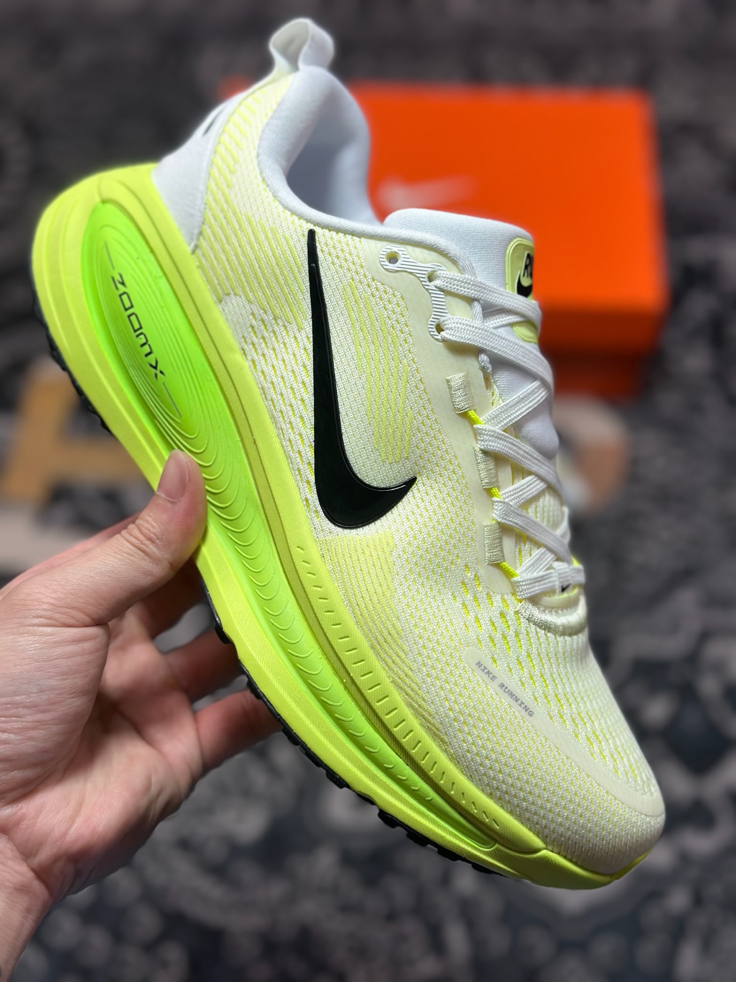 原装级别 NK Zoom VOMERO 18 轻量跑鞋 耐克网透面气 训跑练步鞋  HM6804-102