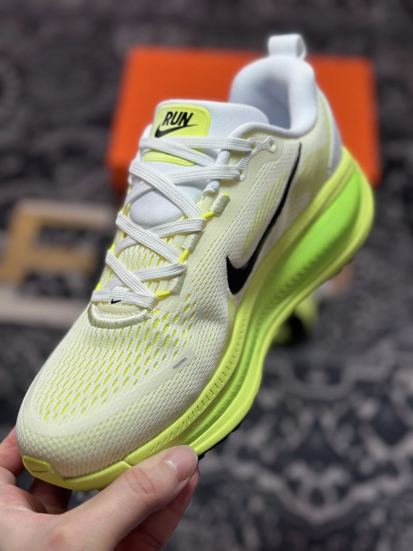 原装级别 NK Zoom VOMERO 18 轻量跑鞋 耐克网透面气 训跑练步鞋  HM6804-102