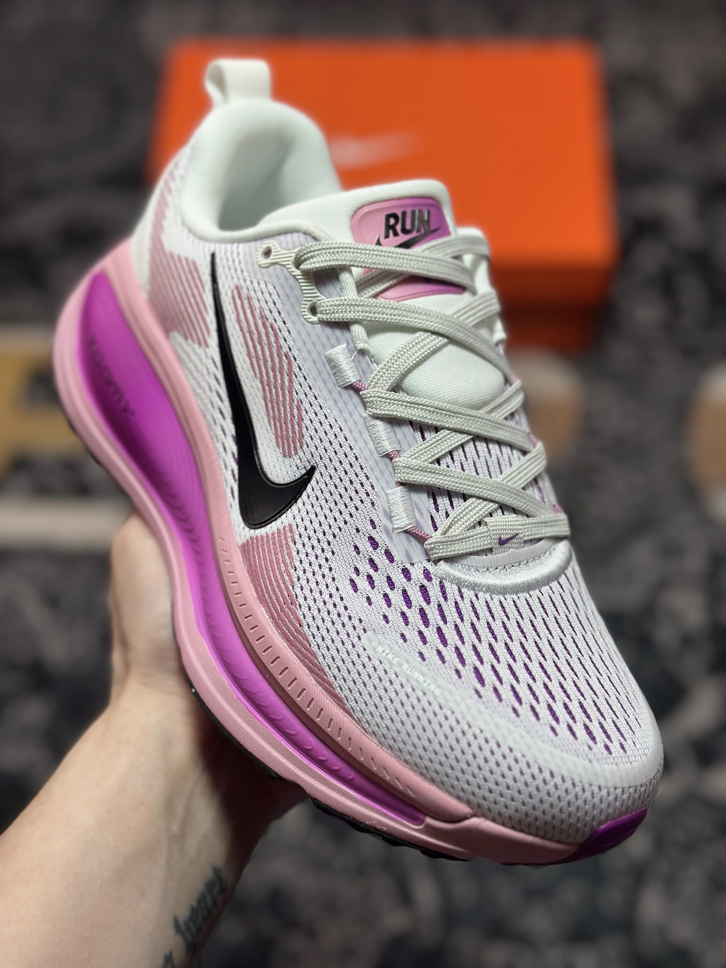 原装级别 NK Zoom VOMERO 18 轻量跑鞋 耐克网透面气 训跑练步鞋  HM6804-105