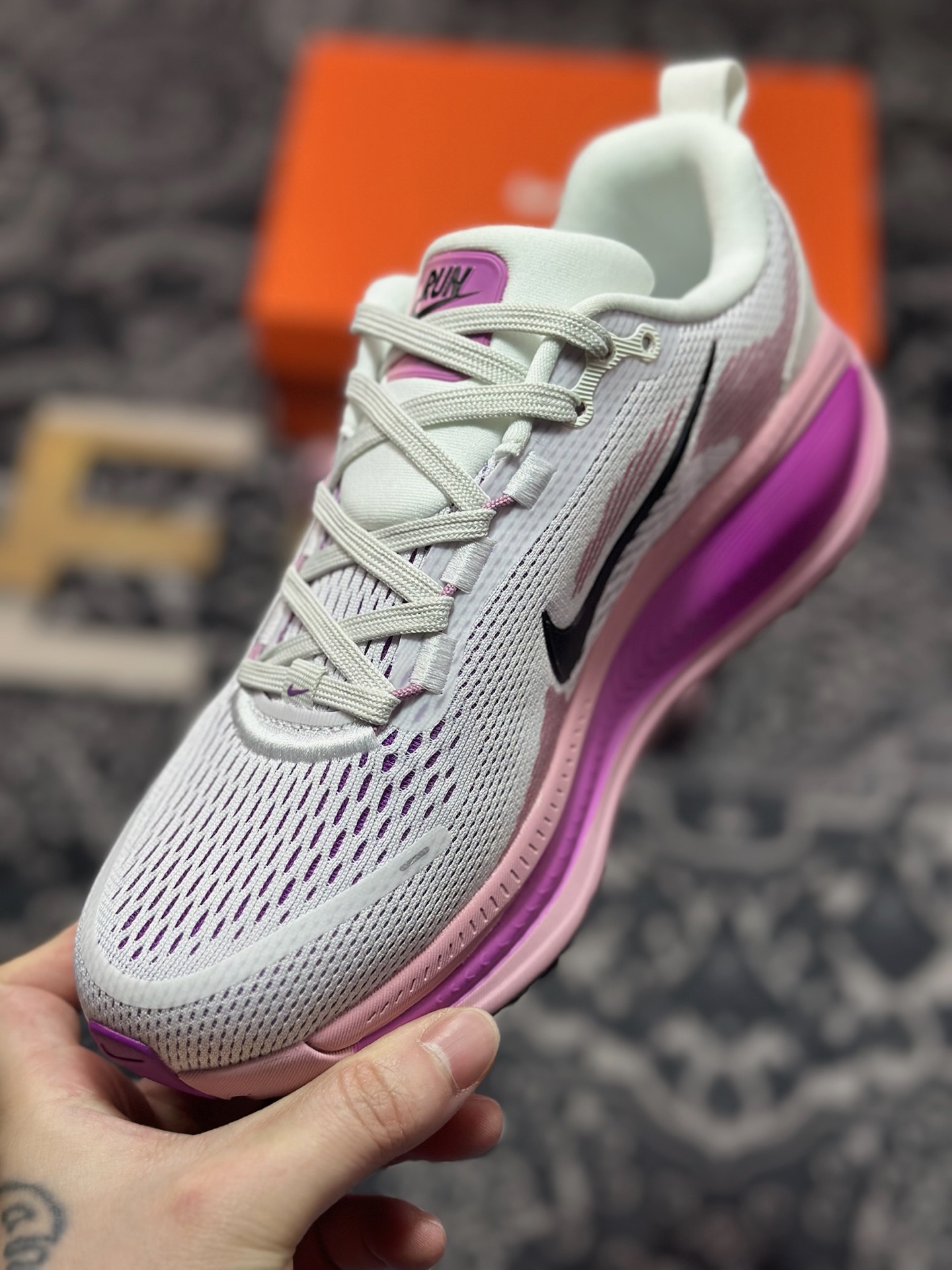 原装级别 NK Zoom VOMERO 18 轻量跑鞋 耐克网透面气 训跑练步鞋  HM6804-105