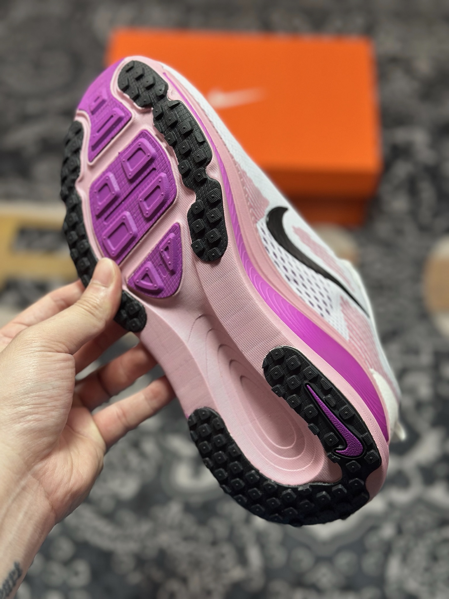 原装级别 NK Zoom VOMERO 18 轻量跑鞋 耐克网透面气 训跑练步鞋  HM6804-105