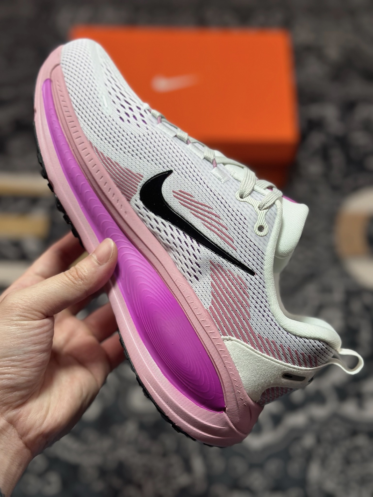 原装级别 NK Zoom VOMERO 18 轻量跑鞋 耐克网透面气 训跑练步鞋  HM6804-105